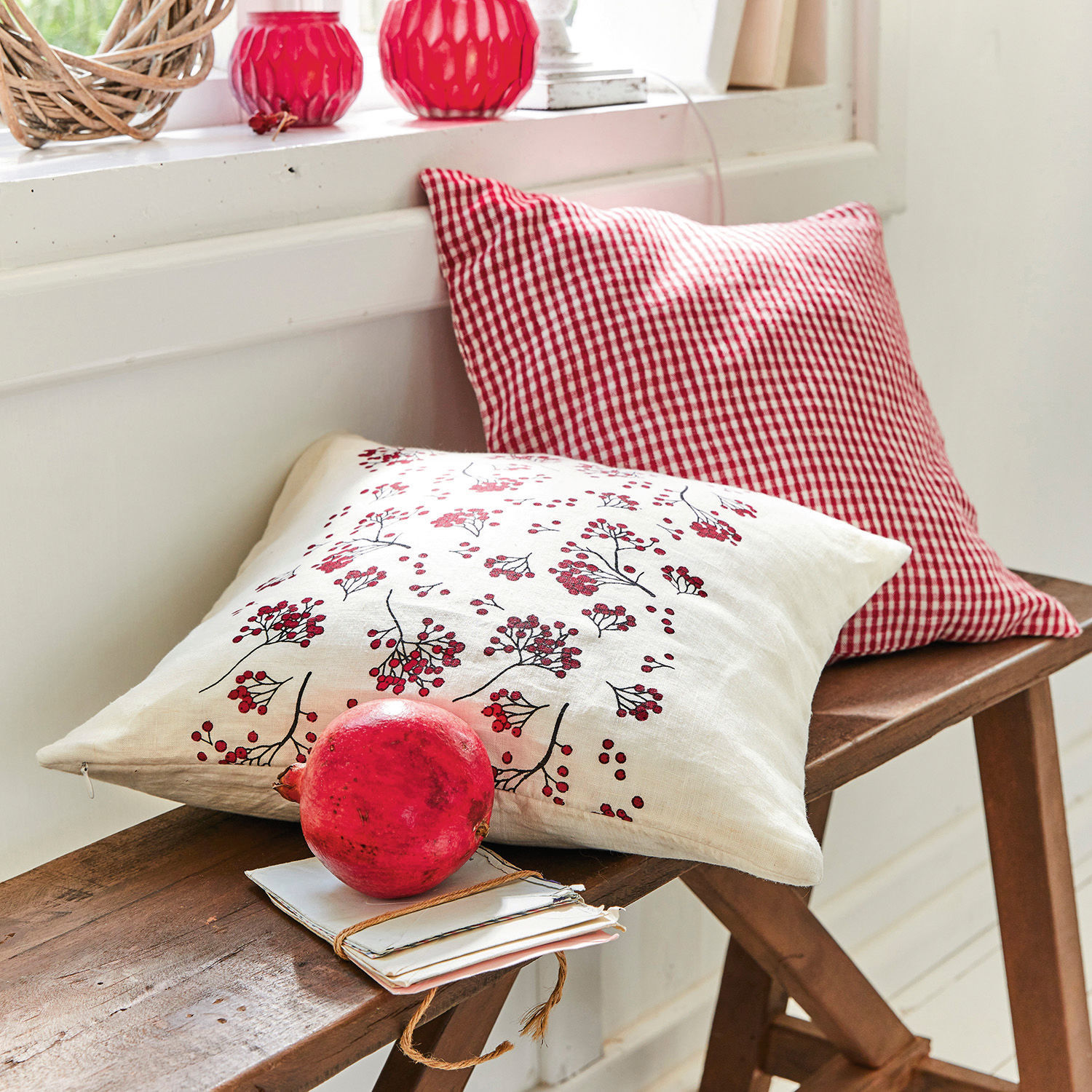 Kussenhoes set van 2 Vestré Twee decoratieve linnen kussens met rode patronen en ruit op houten bank met granaatappel en brieven