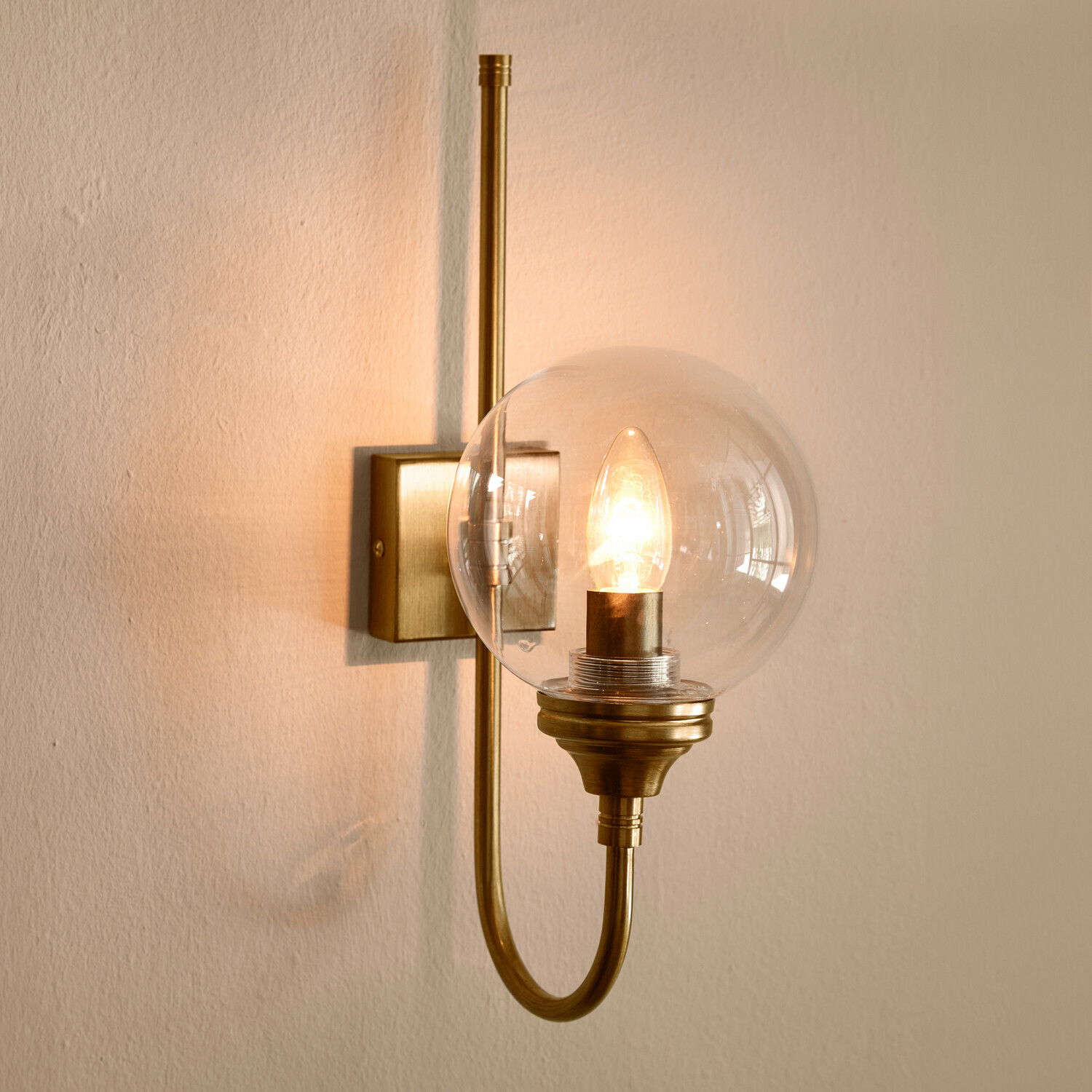 Wandlamp Anthé Wandlamp van messing met doorzichtige glazen bol en warm LED-licht voor woonkamer