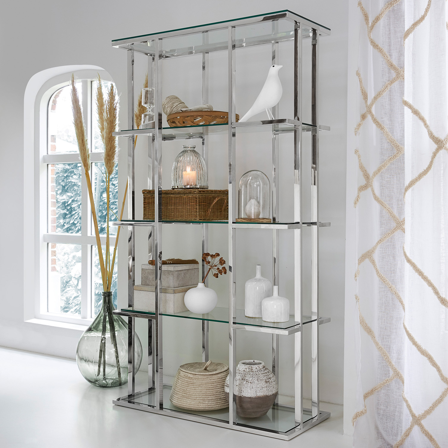 Moderne glazen kast met zilverkleurig metalen frame en woondecoratie voor woonkamer