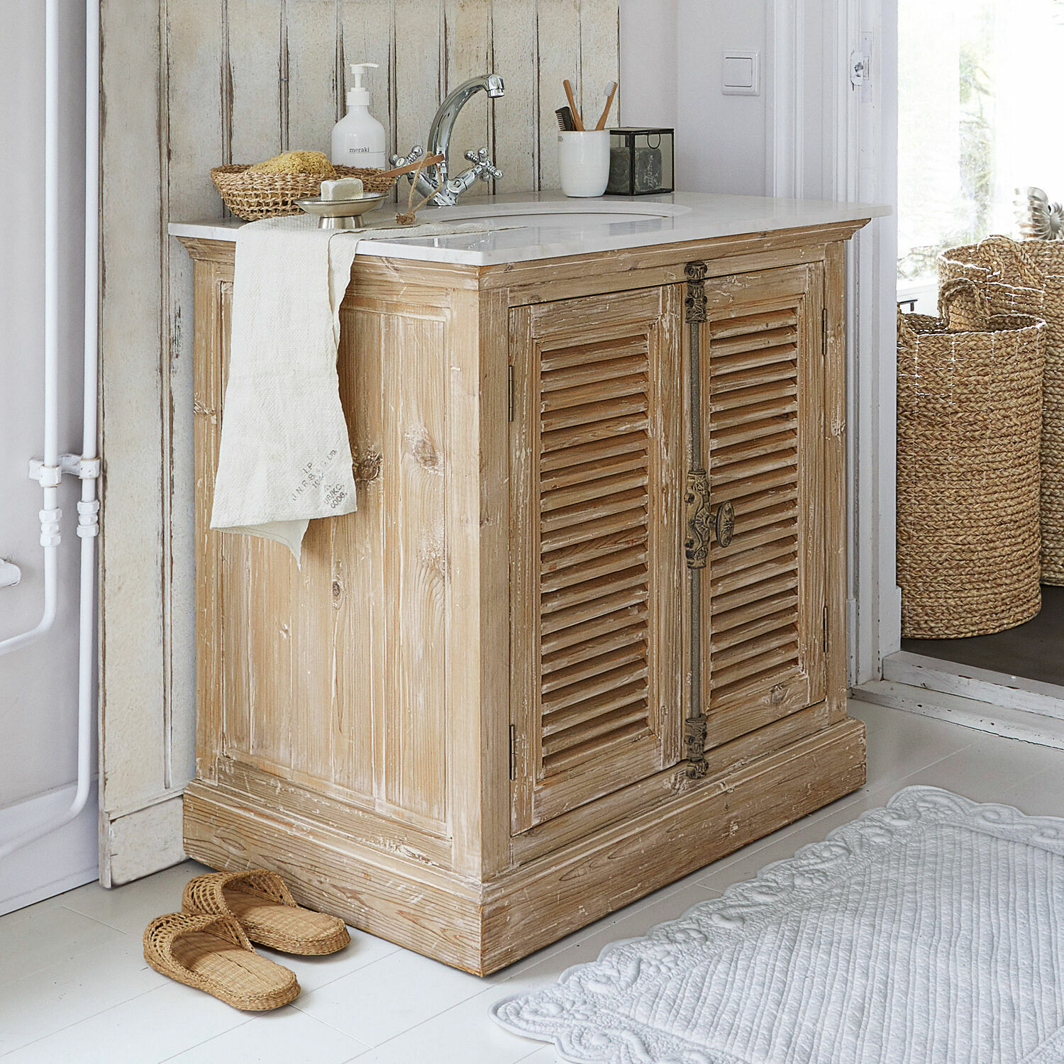 Wastafelmeubel Cuthbert Houten badkamerkast met wit marmeren blad en vintage metalen handgrepen