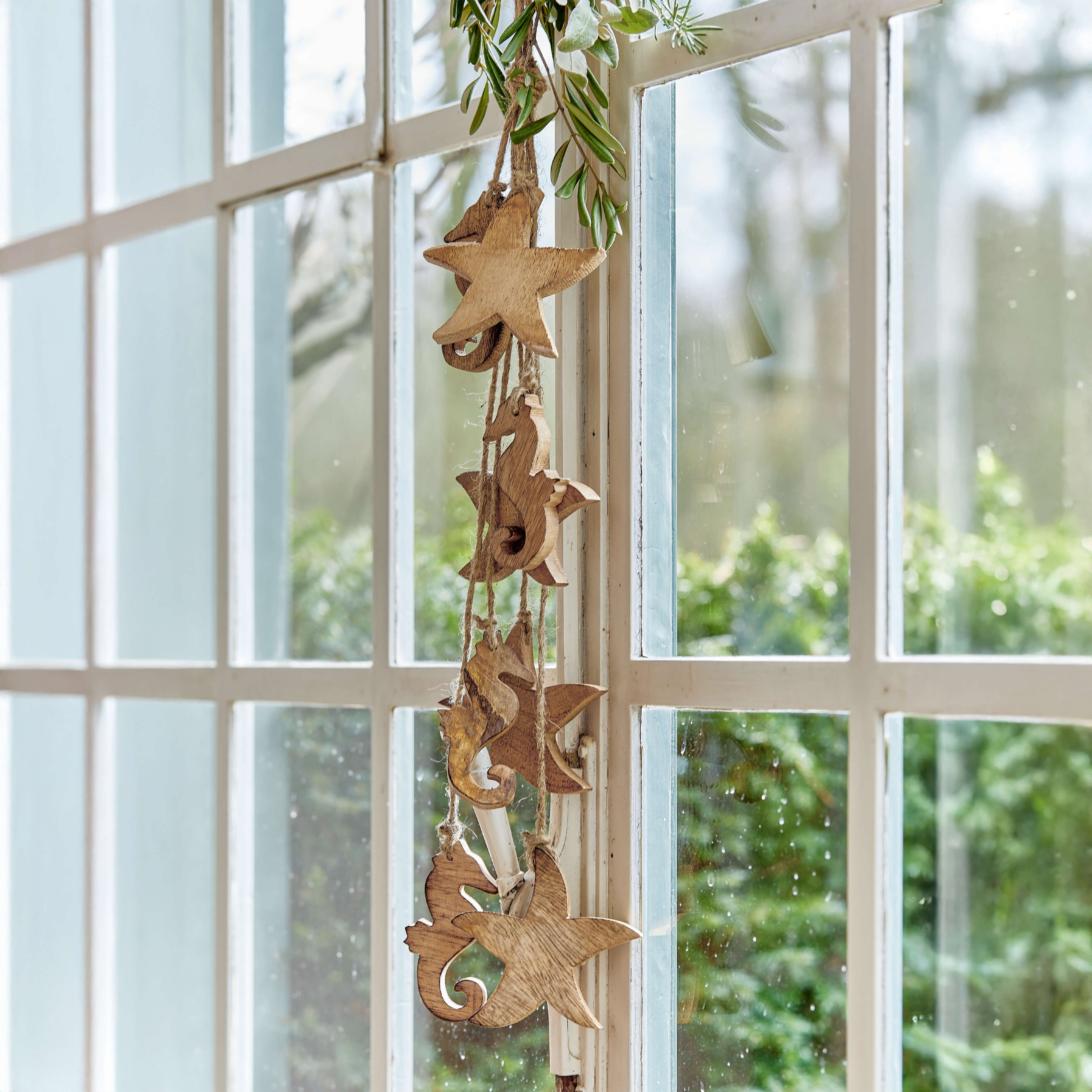 Houten raamdecoratie met hangers in ster- en zeepaardvorm, natuurlijke houtkleur, maritieme sfeer