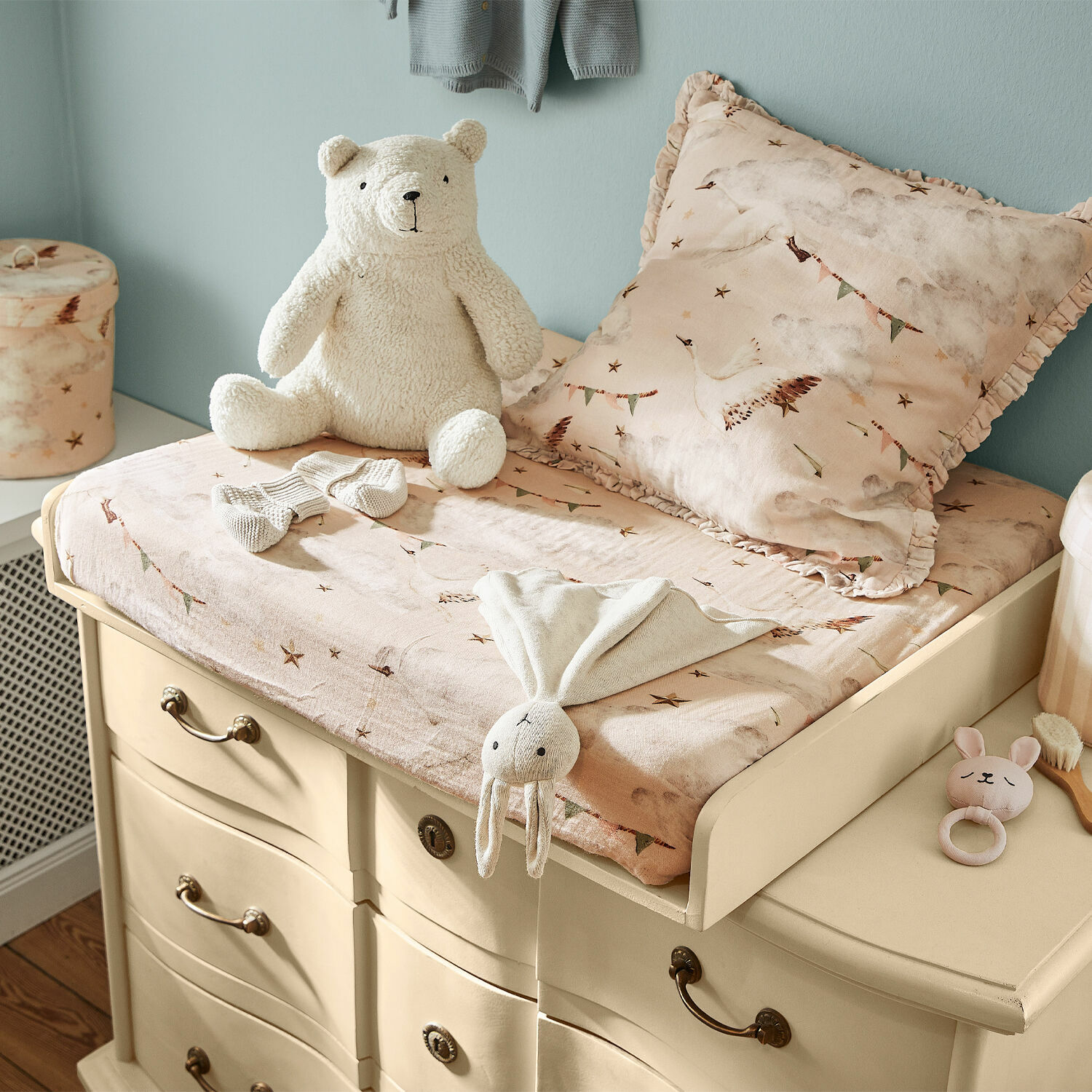 Aankleedkussenhoes Bellise Beige zacht kussen en matras met vogelprint op crèmekleurige ladekast in kinderkamer