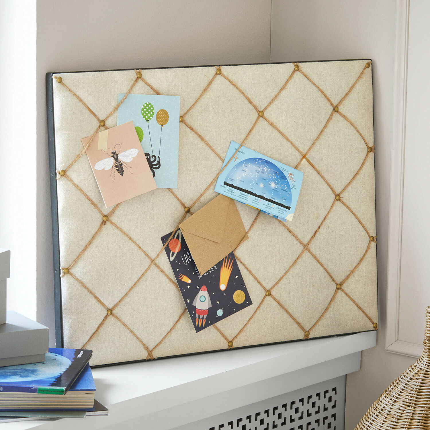 Memobord Oaklynne Prikbord met beige stof en touwen om notities en kaarten in een kamer te bevestigen