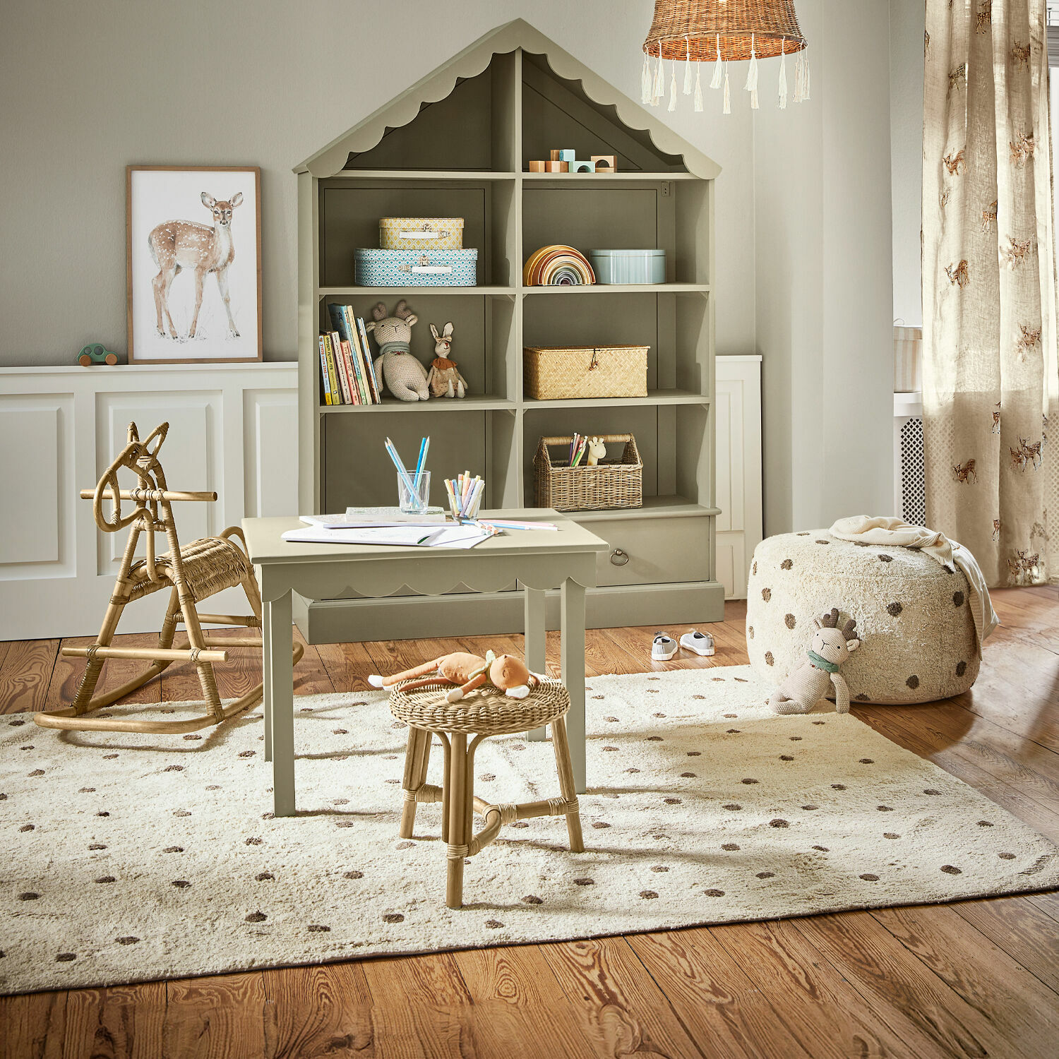 Vloerkleed Thivalie Gezellige kinderkamer met groene houten kast in huisvorm en natuurlijke rotan meubels