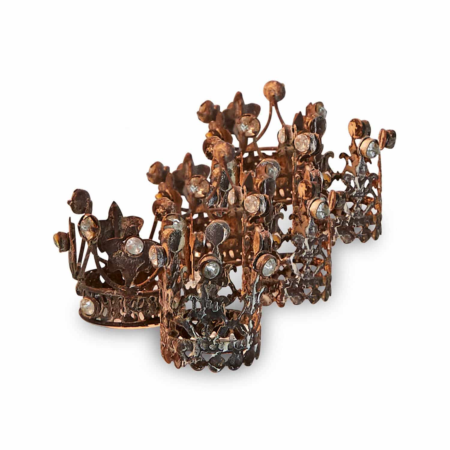 Set van drie metalen kandelaren in kroonvorm met decoratieve kristallen en roestpatroon