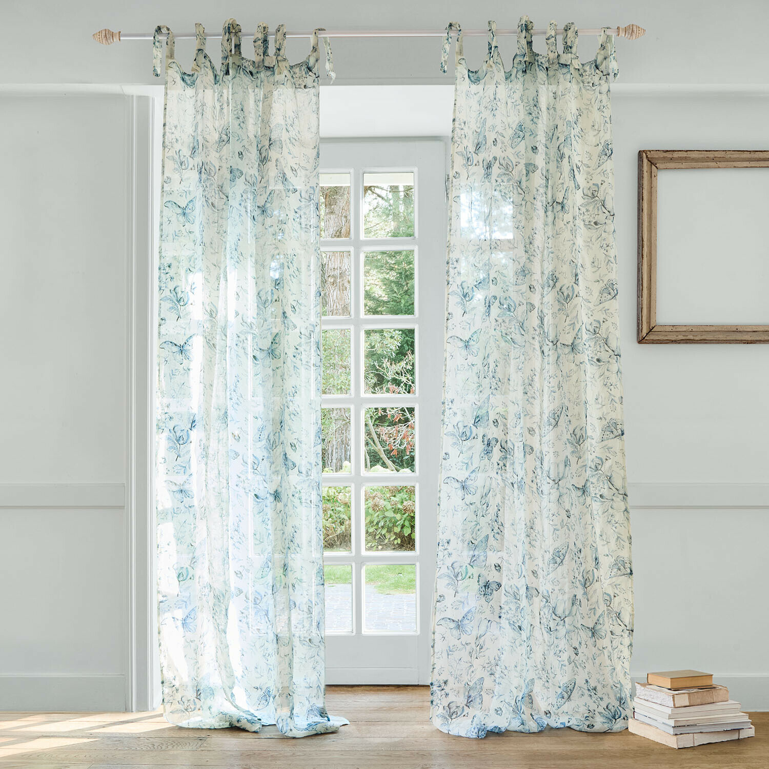 Transparante witte gordijnen met blauw vlinder- en bloemenpatroon, licht en decoratief