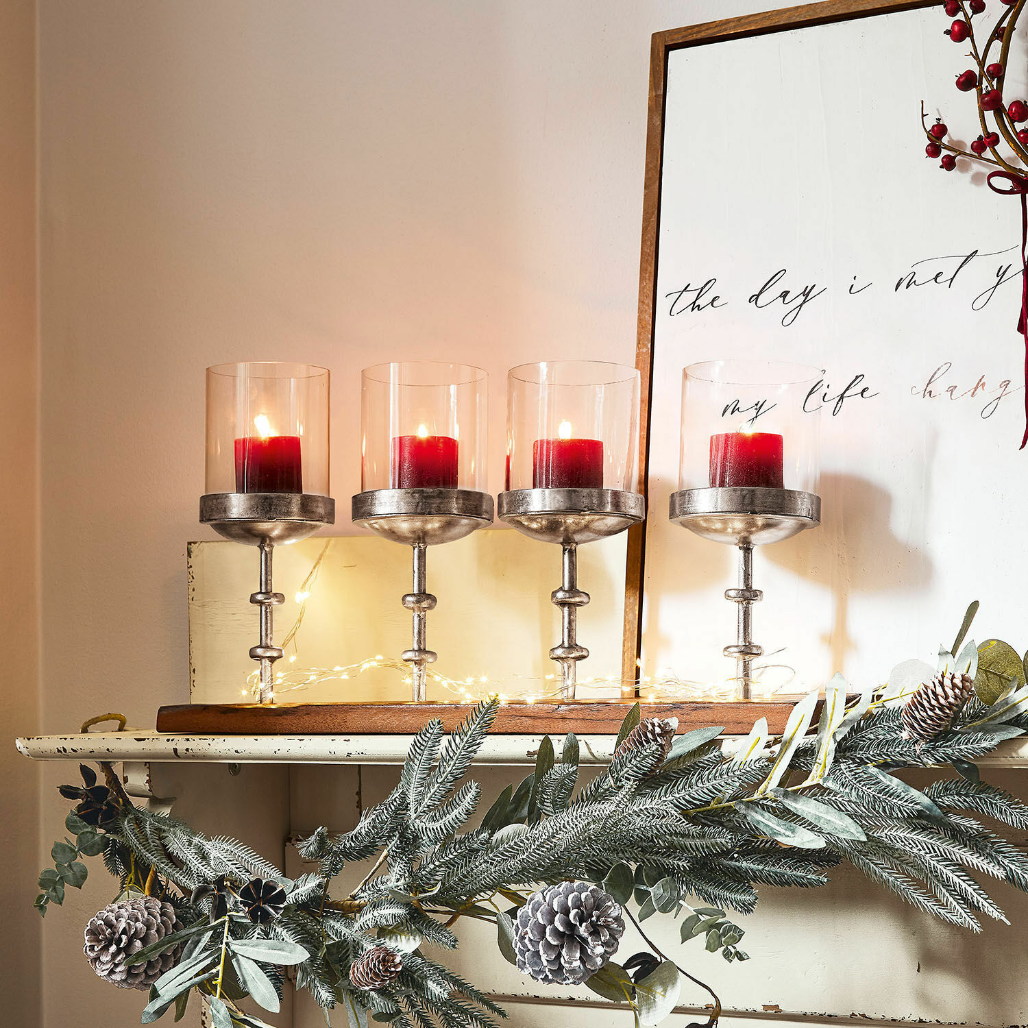 Kaarsenhouder Mavie Set van vier glazen en metalen kandelaars met rode kaarsen, kerstdecoratie met dennenappels