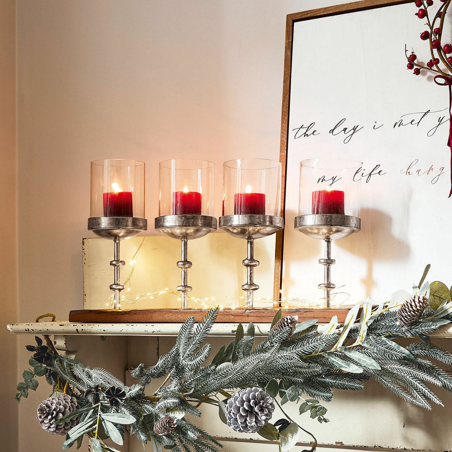 Kaarsenhouder Mavie Set van vier glazen en metalen kandelaars met rode kaarsen, kerstdecoratie met dennenappels