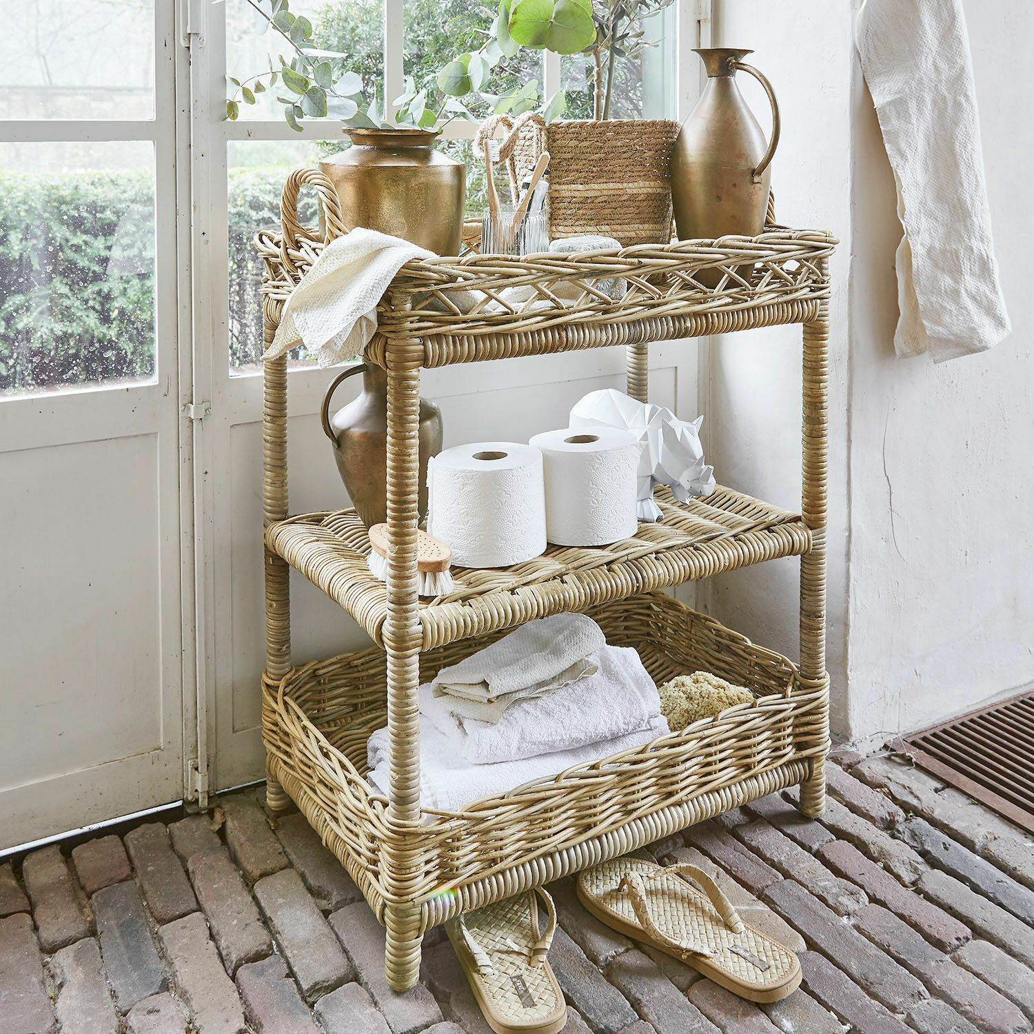Rek Ristal Wicker badkamerrek met drie planken, natuurlijke kleur, handdoeken en decoratie, rustieke stijl