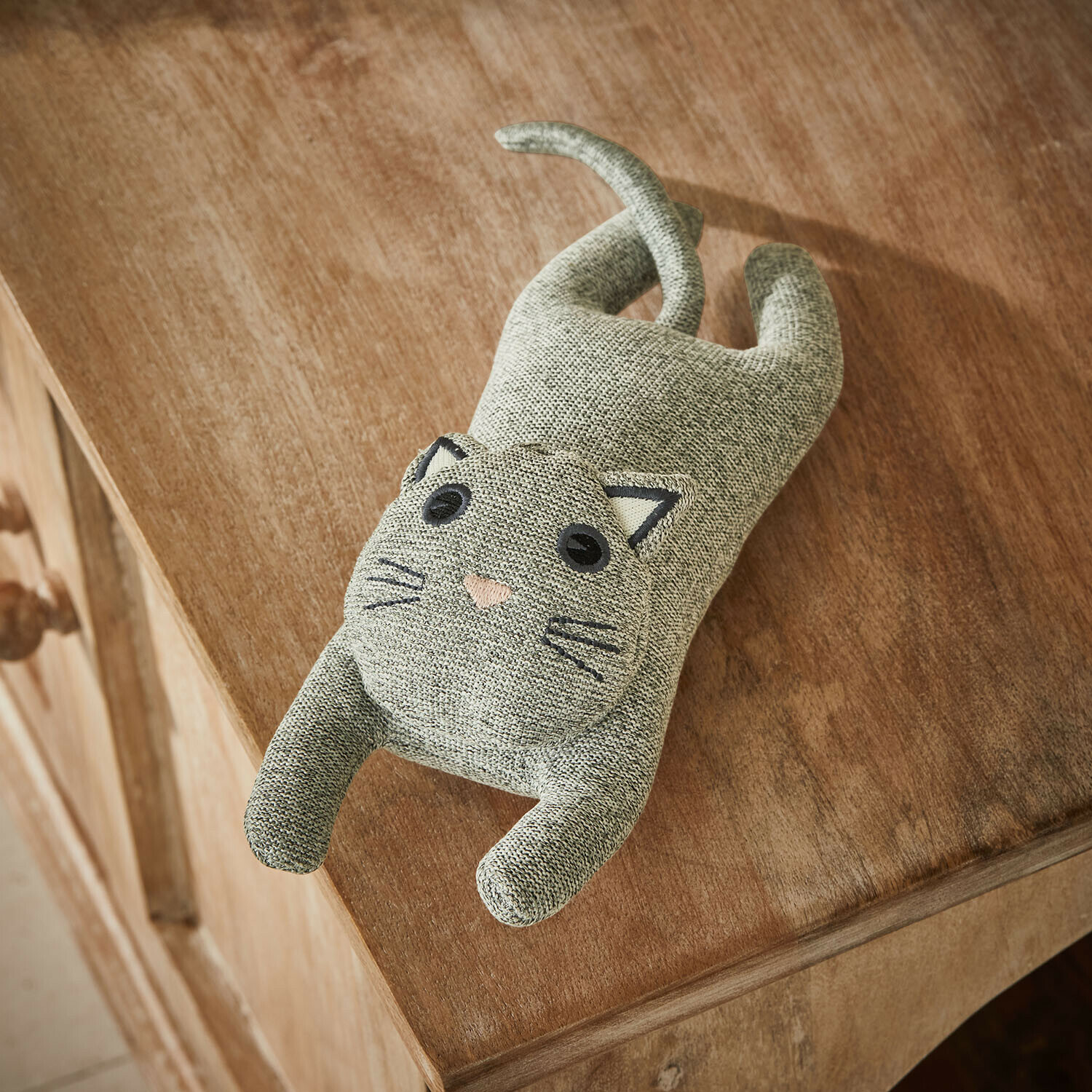 Huisdierenspeeltje Nalori Grijze stoffen kat op houten tafel, decoratief woonaccessoire en knuffel