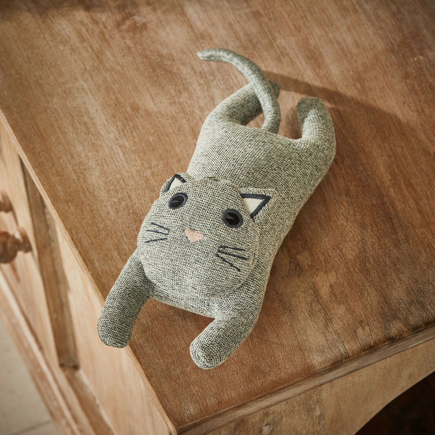 Huisdierenspeeltje Nalori Grijze stoffen kat op houten tafel, decoratief woonaccessoire en knuffel