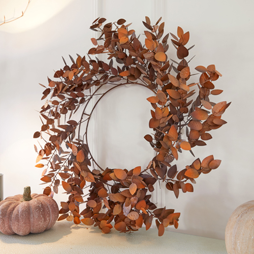 Decoratieve metalen krans met roestbruine bladeren, herfstdecoratie voor binnen