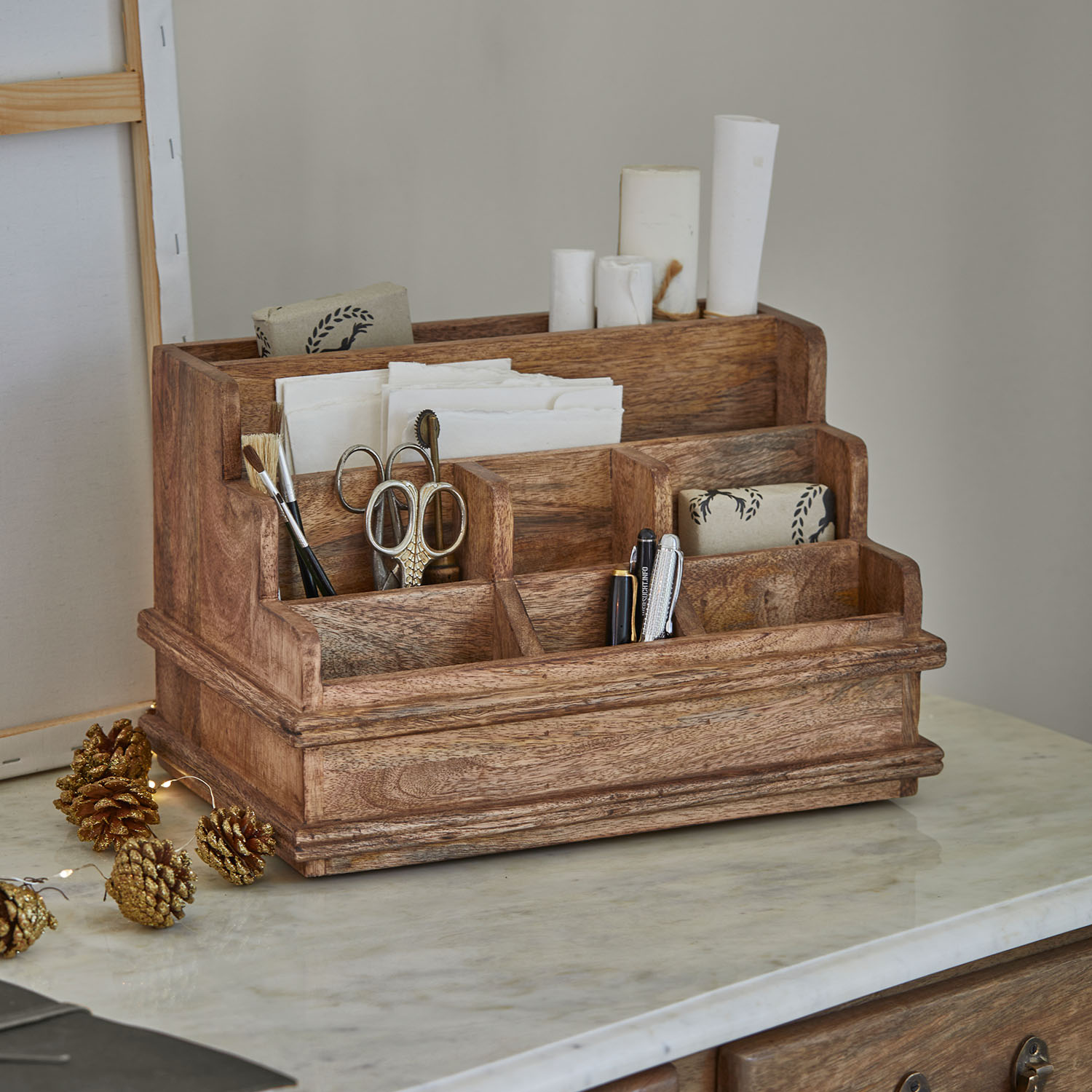 Houten bureau-organizer in natuurlijke kleur met meerdere vakken voor pennen, scharen en papier