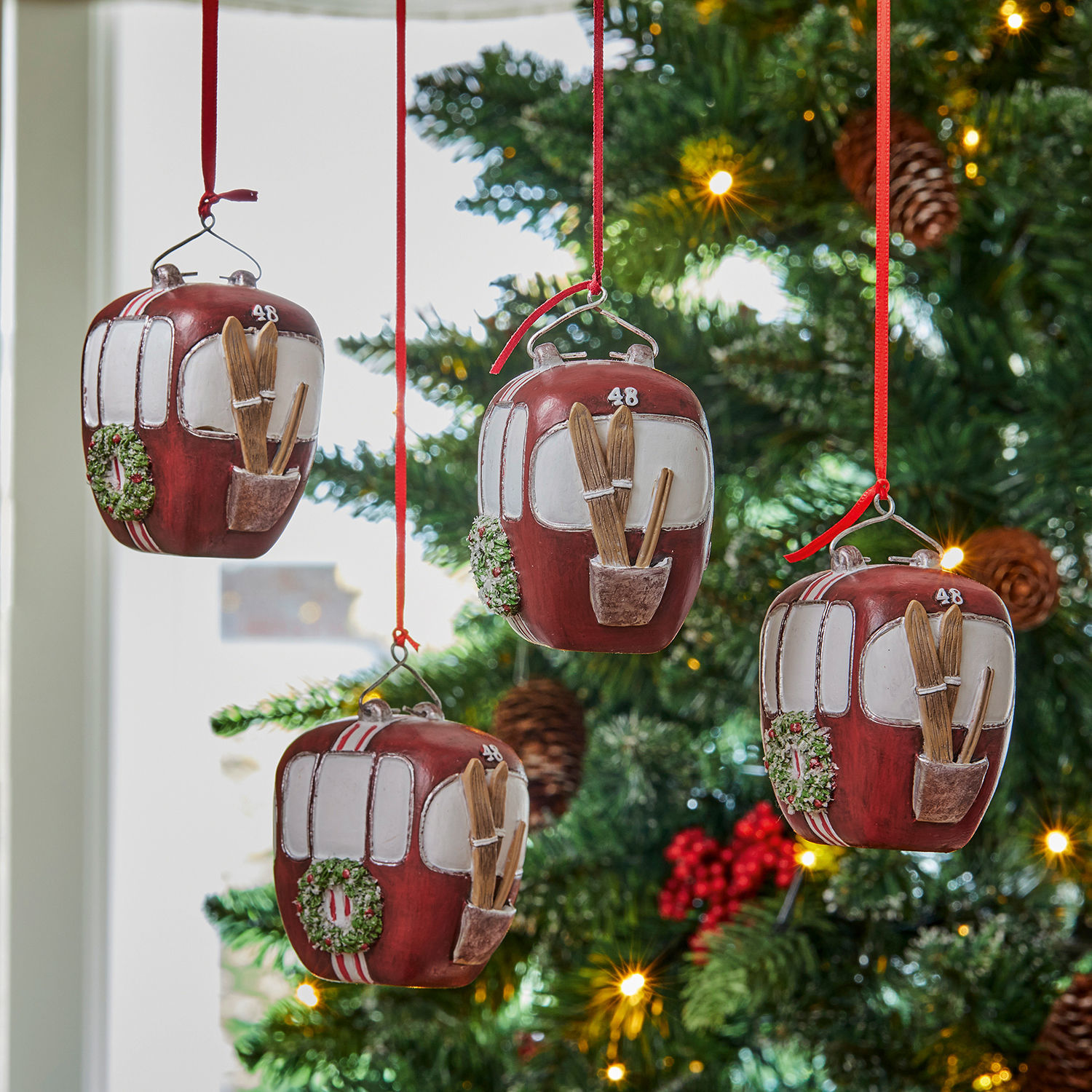 Hanger set van 4 Barnes Rode kerstboomversieringen in kabelbaanvorm met ski's en krans aan groene kerstboom