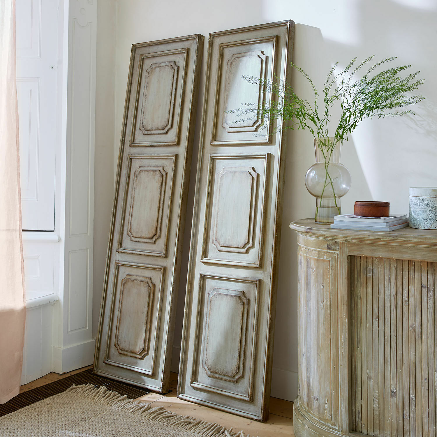 Twee beige houten vintage panelen met patina, decoratieve wandbekleding in landelijke stijl