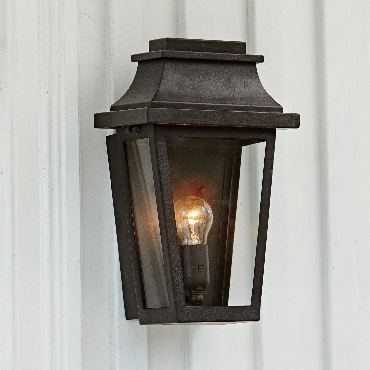 Wandlamp voor buiten Toledo Zwarte metalen buitenwandlamp met helder glas en zichtbare gloeilamp