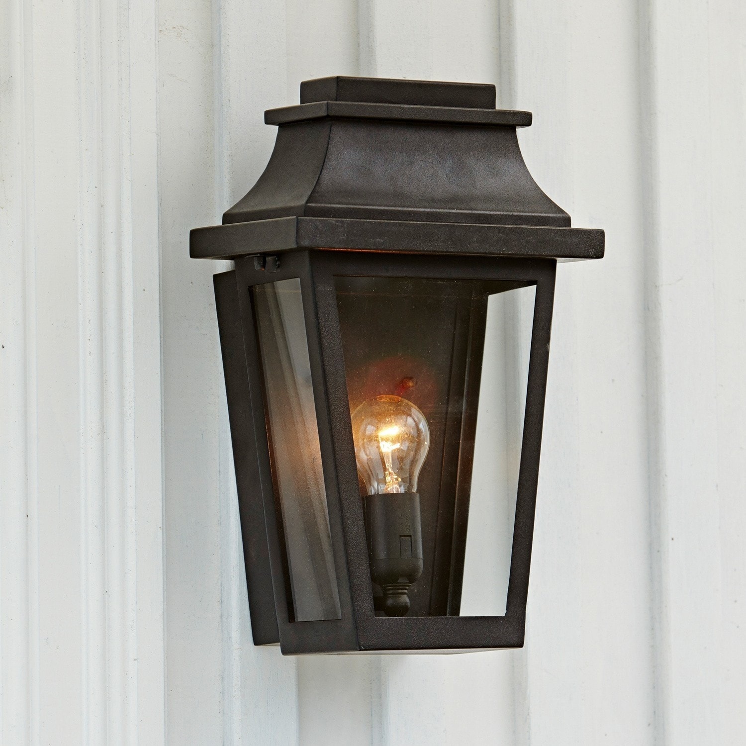 Wandlamp voor buiten Toledo Zwarte metalen buitenwandlamp met helder glas en zichtbare gloeilamp