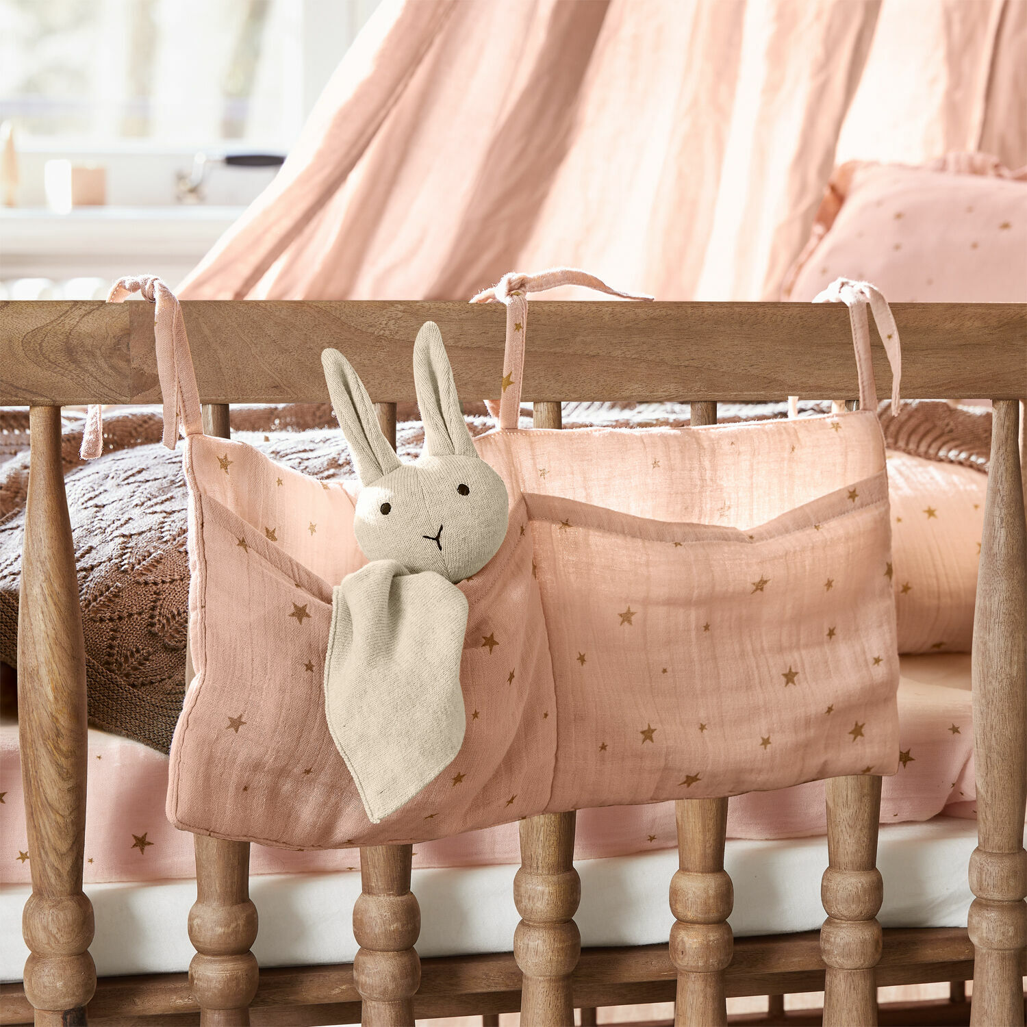 Bewaartas Vianne Roze katoenen organizer met zakken en knuffelkonijn voor aan het babybedje om speelgoed op te bergen