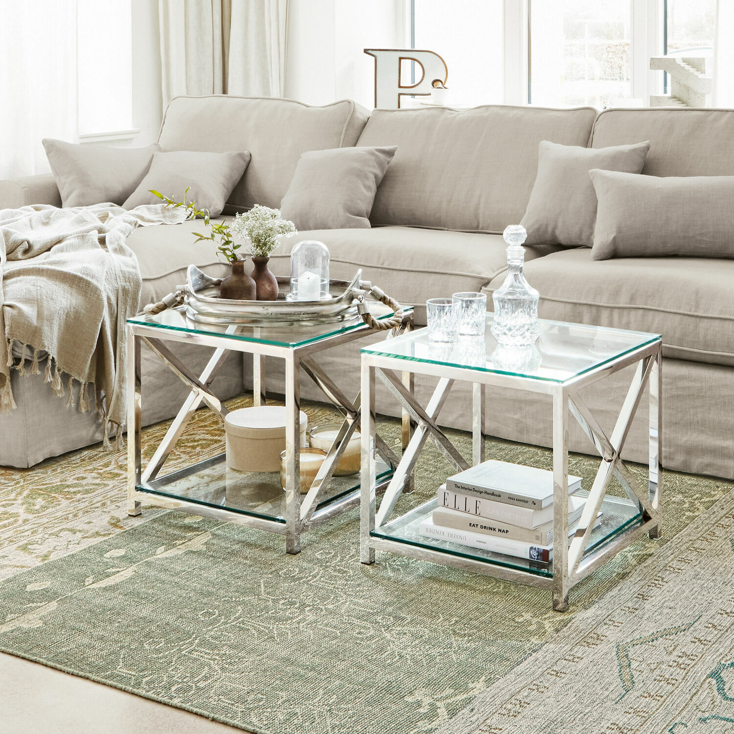 Bijzettafel Stamford Set van twee salontafels met glazen blad en zilverkleurig metalen frame op groen tapijt