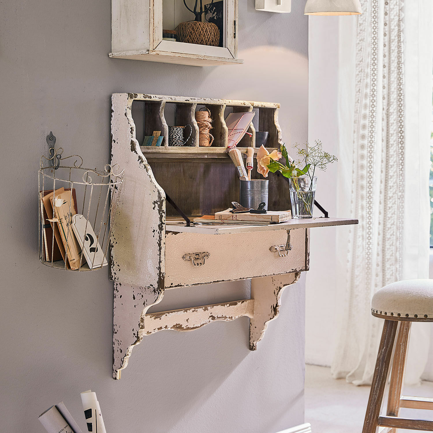 Wandsecretaire Sandrine Rustiek wit houten wandrek met schrijftafel en verweerde afwerking