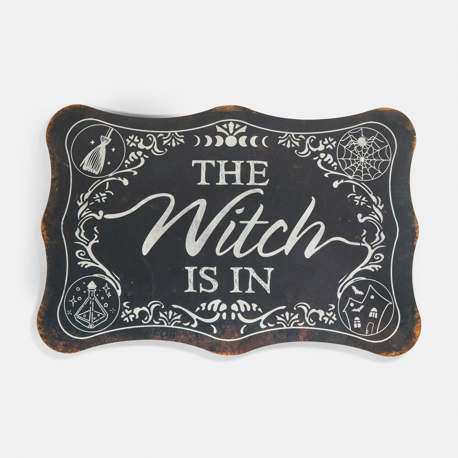 Decoratief bord Talmora Zwart metalen decoratief bord met tekst The Witch Is In en Halloween-motieven