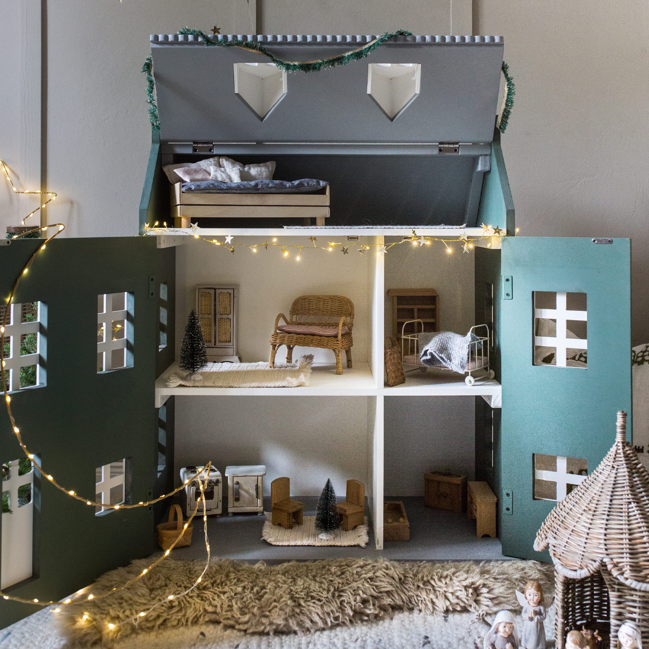 Houten poppenhuis met groene deuren, miniatuurmeubels en decoratieve LED-lichtjes voor kinderen
