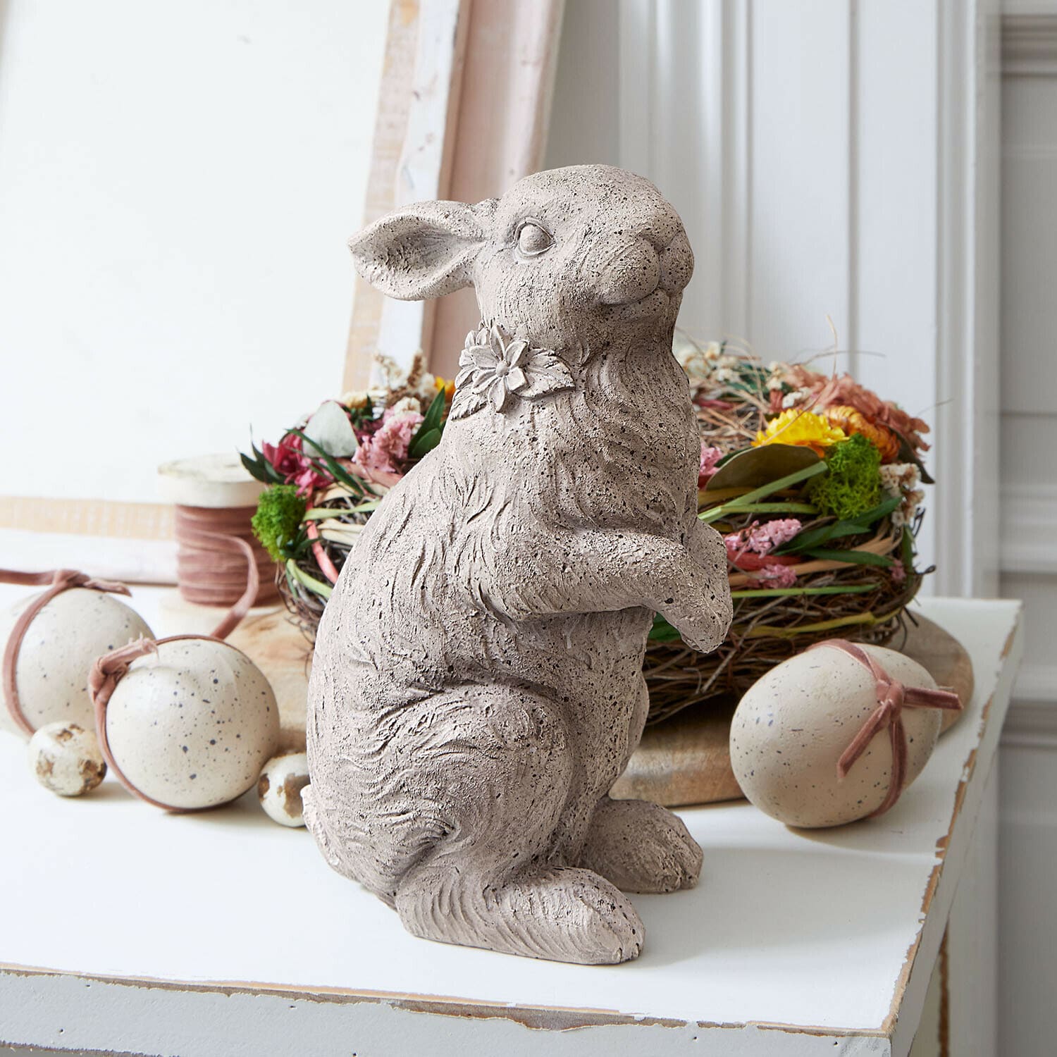 Decoratief konijntje Ravencrest Grijze betonnen konijnenfiguur met bloem aan de nek, paasdecoratie voor op tafel