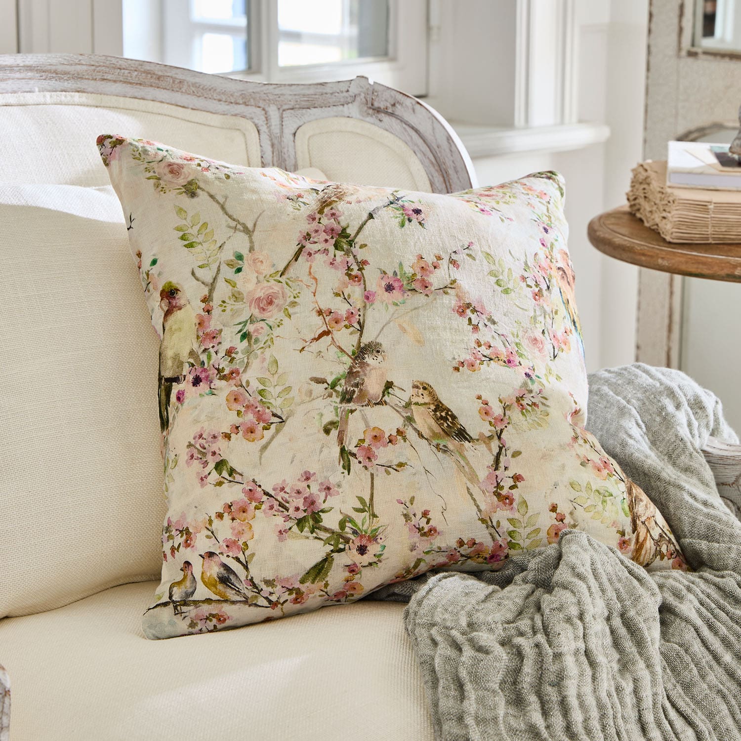 Decoratief katoenen kussen in crème met vogel- en bloemenprint, rustieke stijl