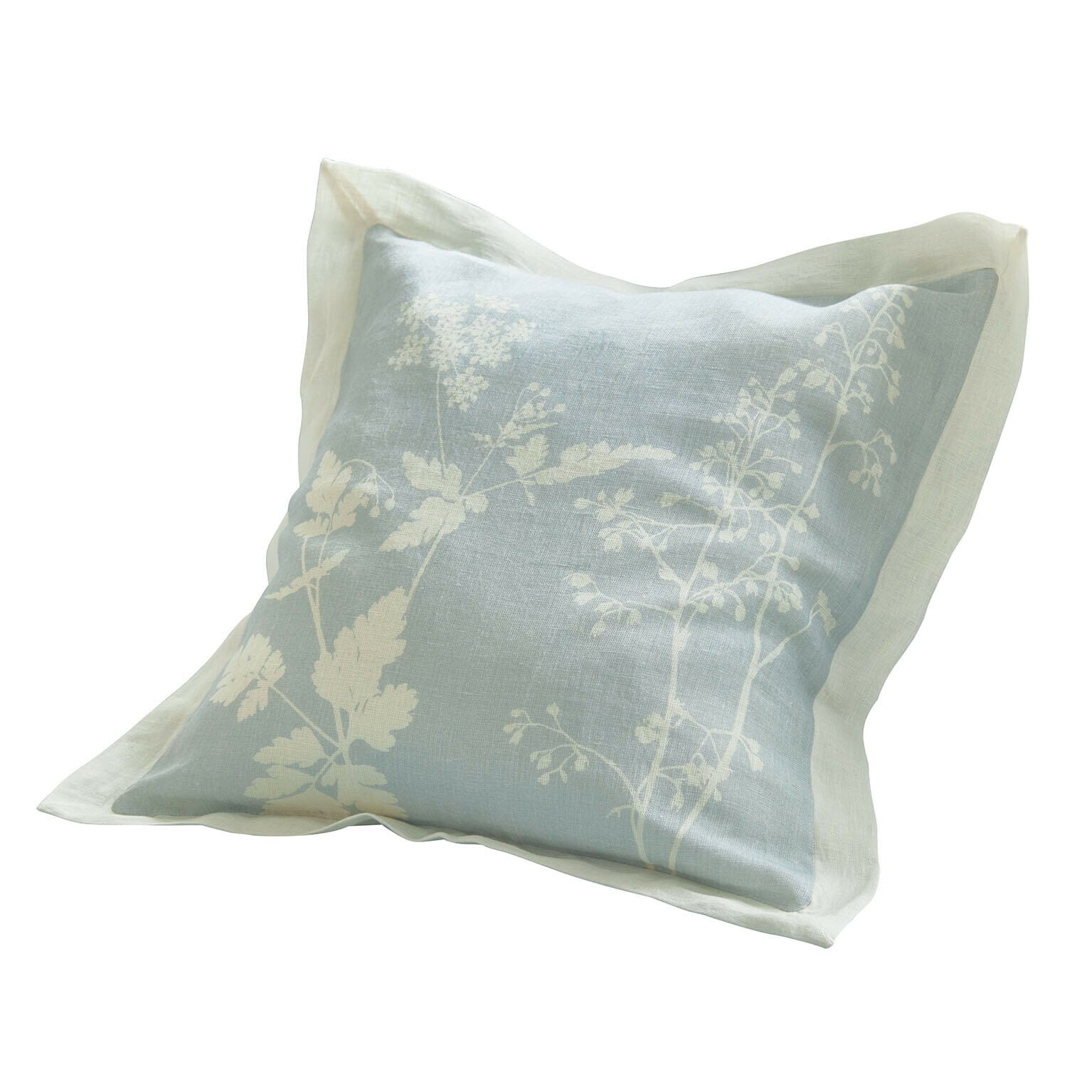 Linnen kussen lichtblauw met wit bloemenpatroon en crèmekleurige rand voor stijlvolle interieurdecoratie