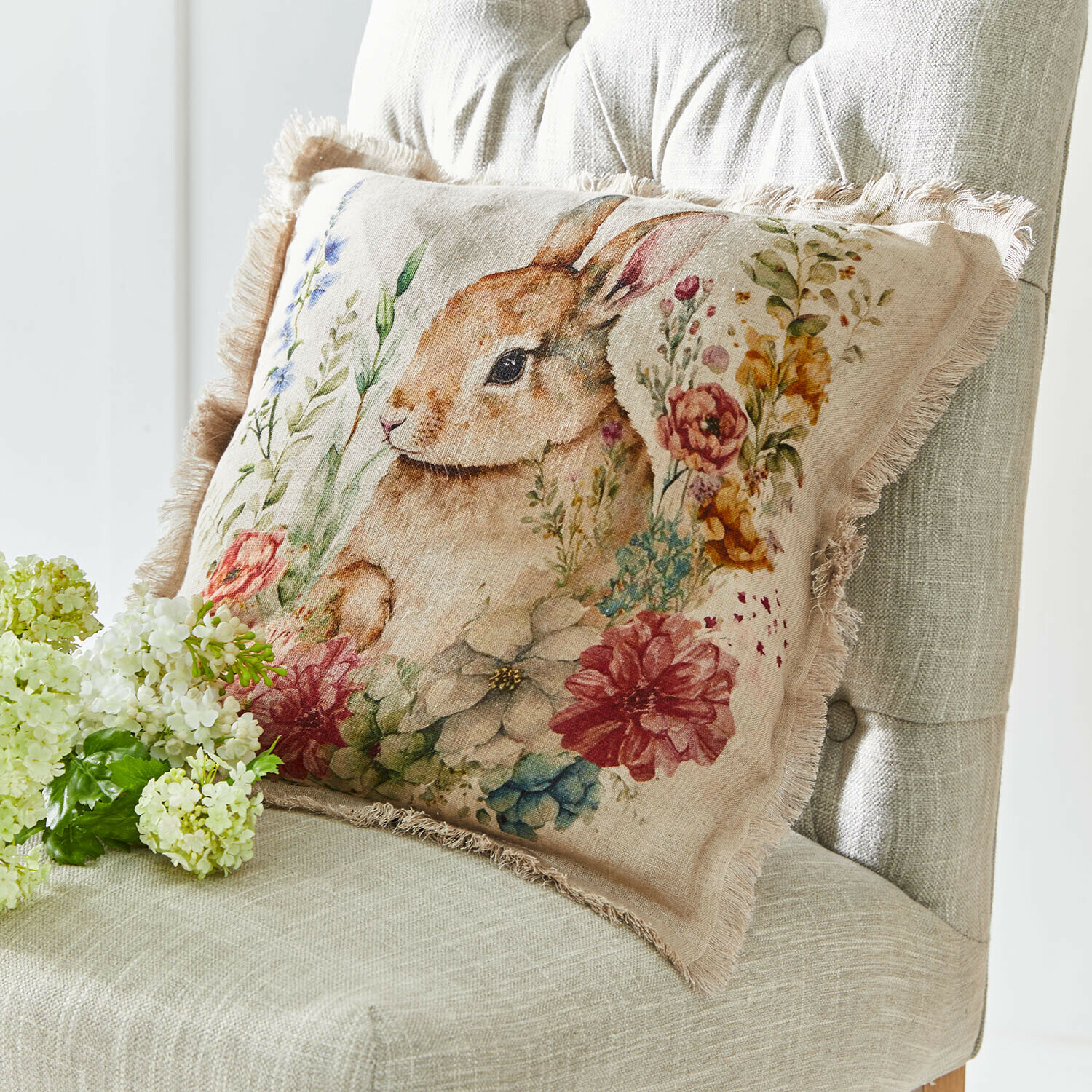 Decoratief kussen van beige linnen met konijn- en bloemenprint, franjes, gezellige woonaccessoire