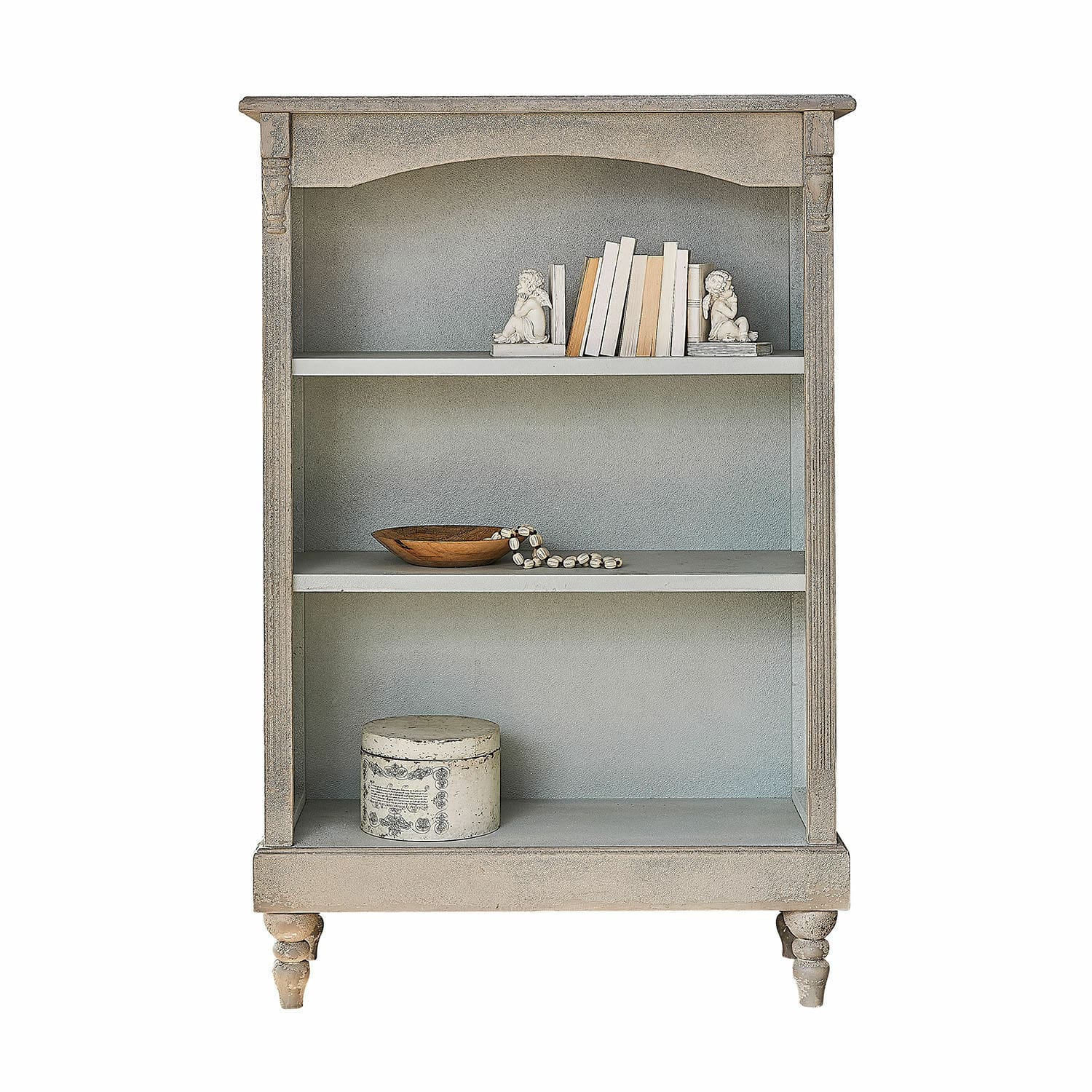 Boekenkast Arterton Grijze houten kast met twee planken, versierd met boeken en decoraties, woonkamermeubel
