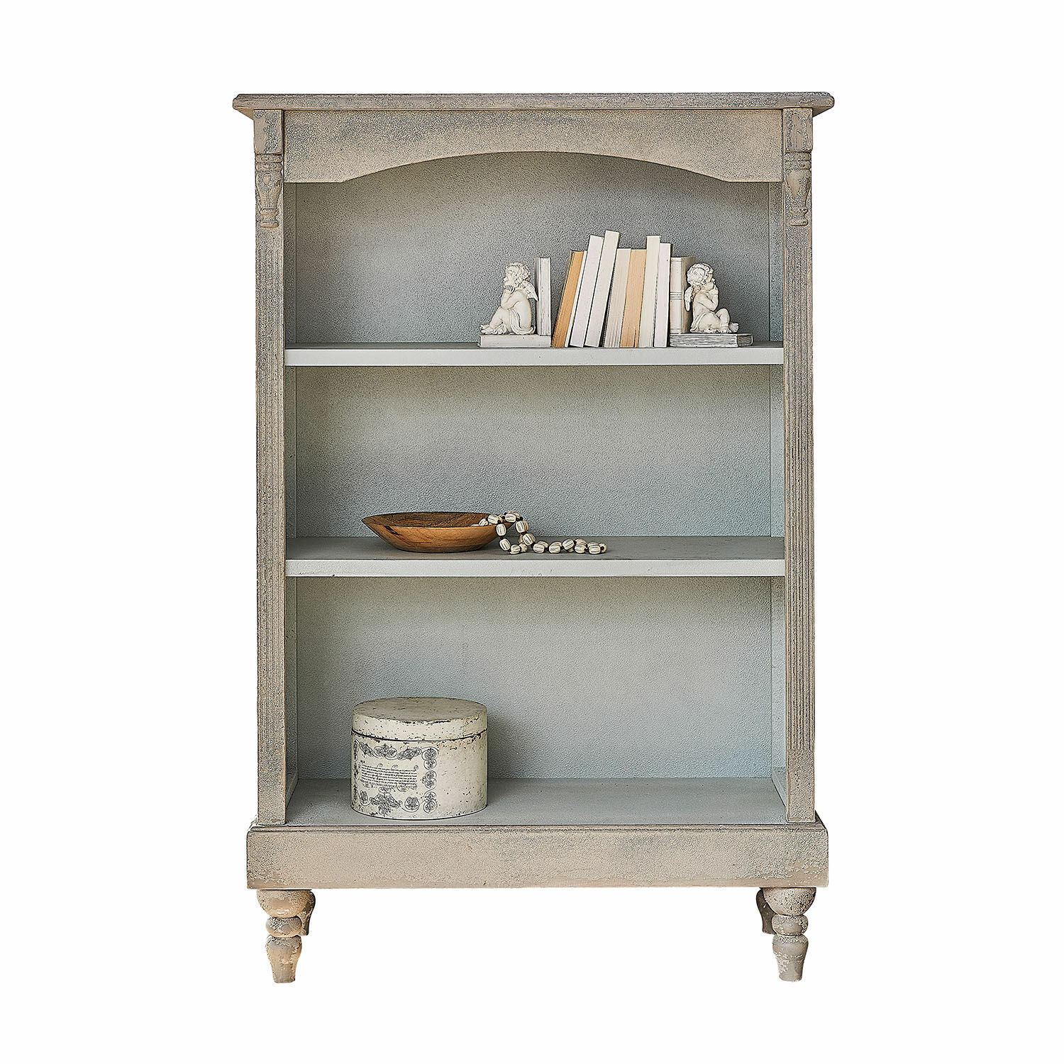Boekenkast Arterton Grijze houten kast met twee planken, versierd met boeken en decoraties, woonkamermeubel
