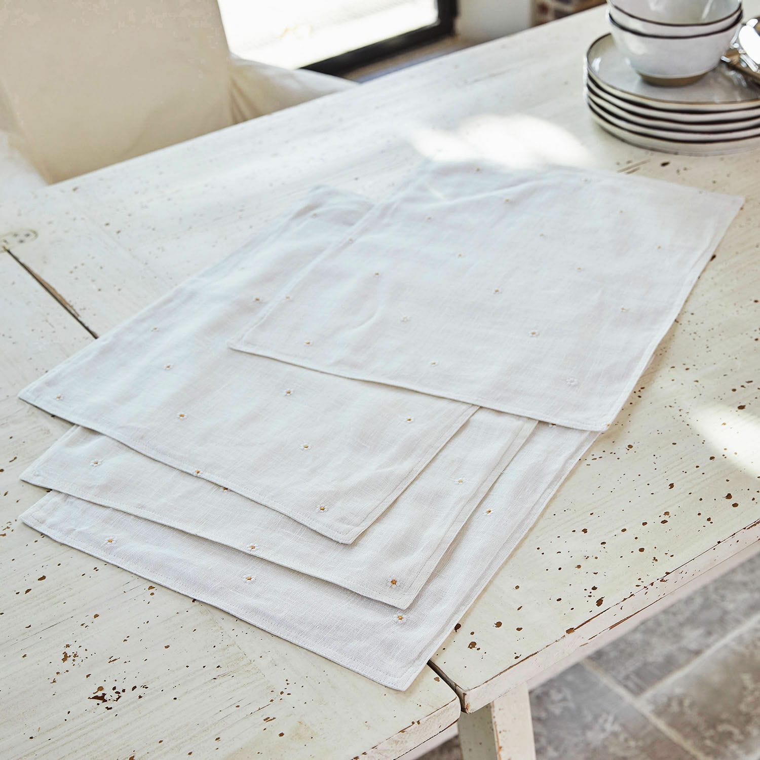 Placemat set van 4 Lentilly Witte linnen servetten met fijne borduursels op rustieke tafel, elegante tafeldecoratie