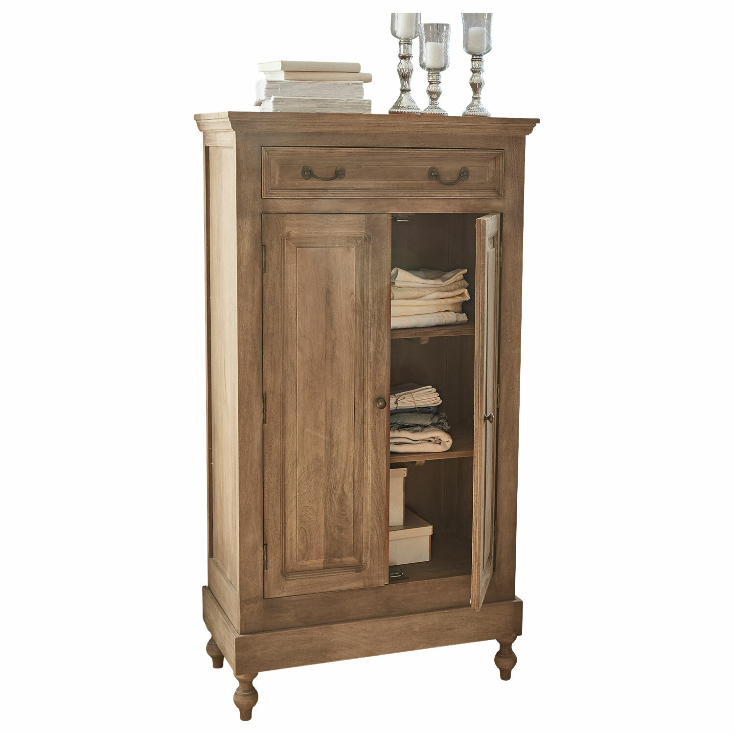Kast Bortoni Houten kast in natuurlijke kleur met lade en deuren, gevuld met stoffen en decoraties bovenop