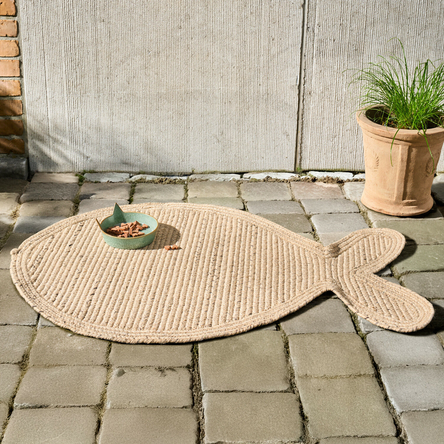 Vloerkleed voor binnen en buiten Oceravia Visvormig vloerkleed van natuurlijke beige touw op een stenen vloer