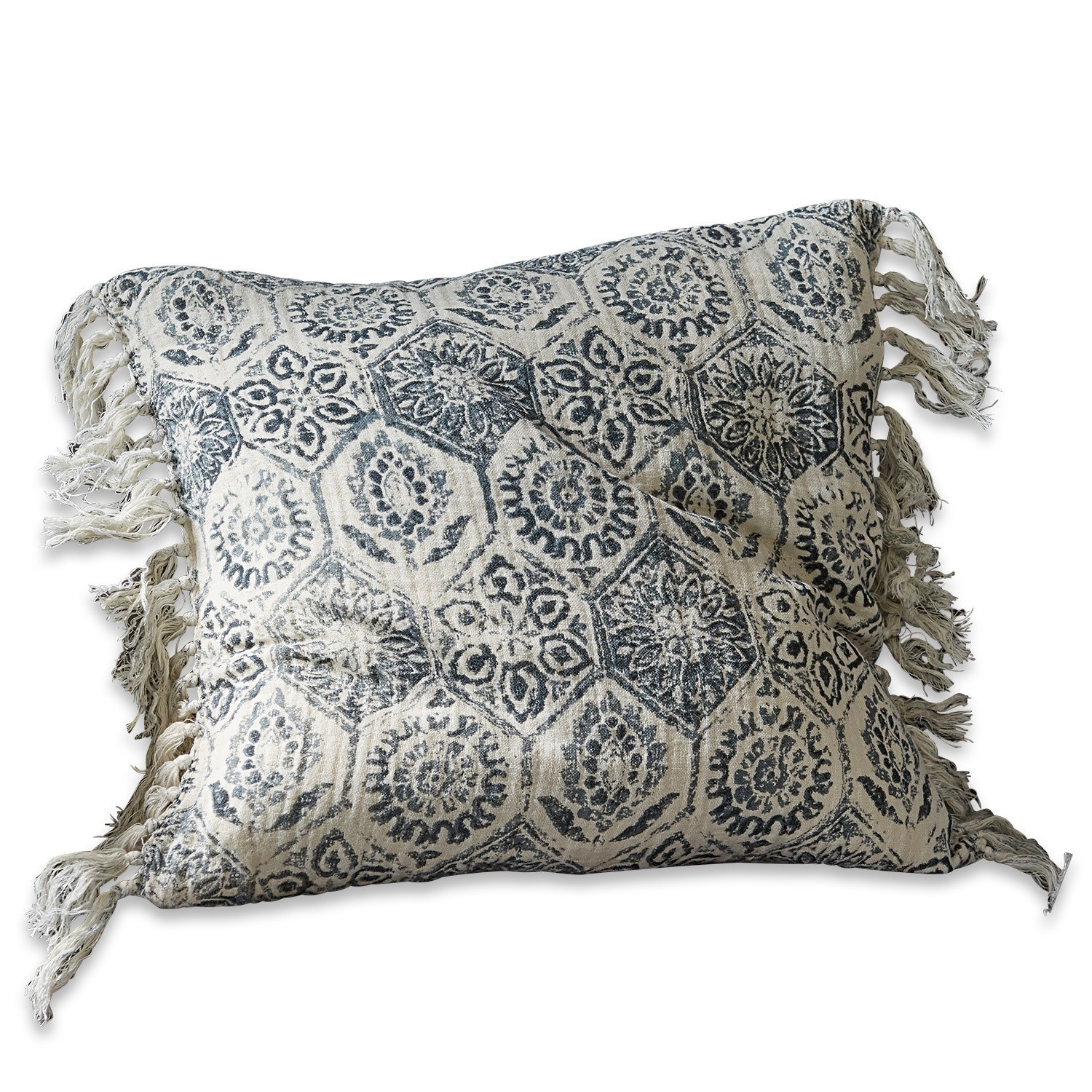 Decoratieve katoenen kussenhoes in crème met blauw patroon en decoratieve franjes