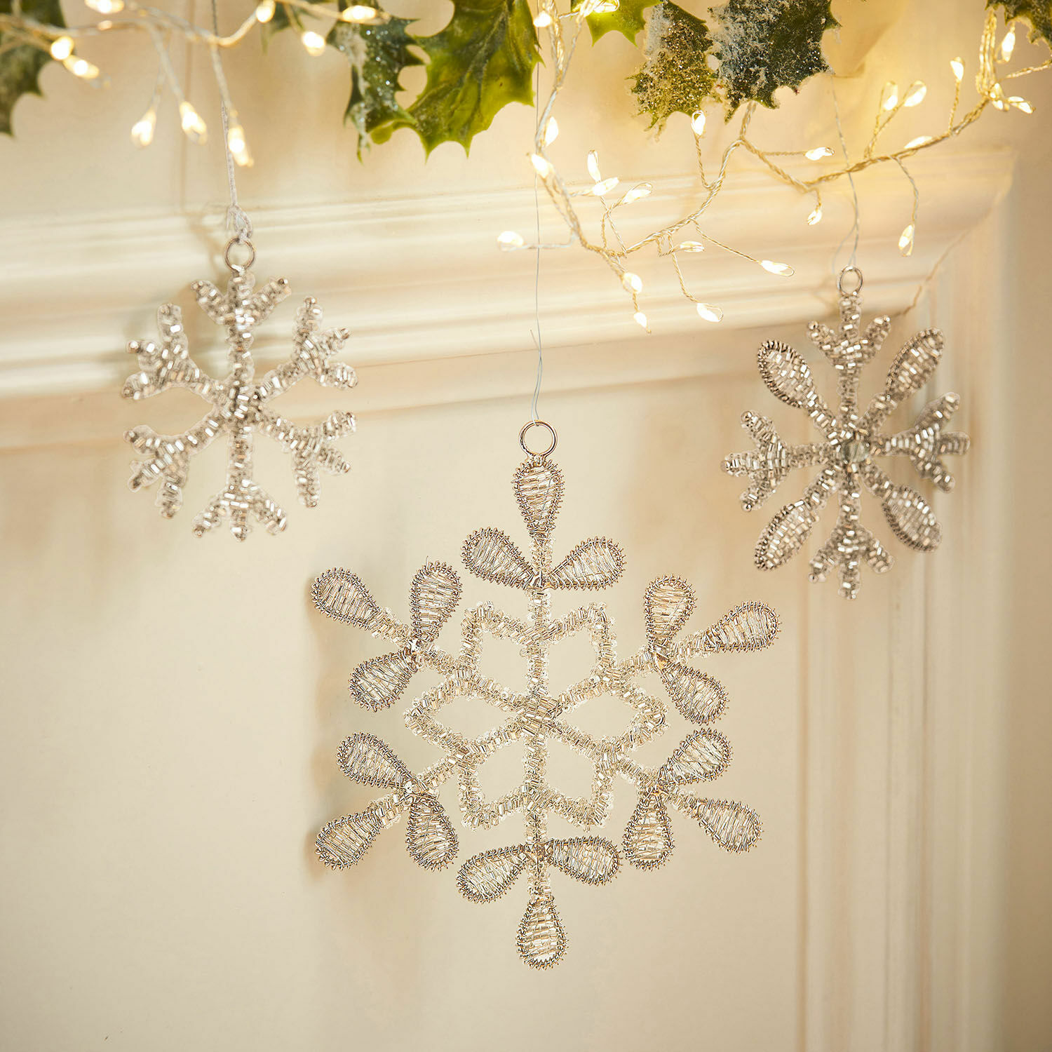 Hanger set van 3 Skadi Zilverkleurige sneeuwvlok hangers van draad voor feestelijke kerstdecoratie in huis