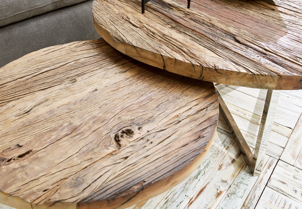 Twee ronde tafels van natuurlijk hout met zichtbare structuur en metalen poten in industriële stijl