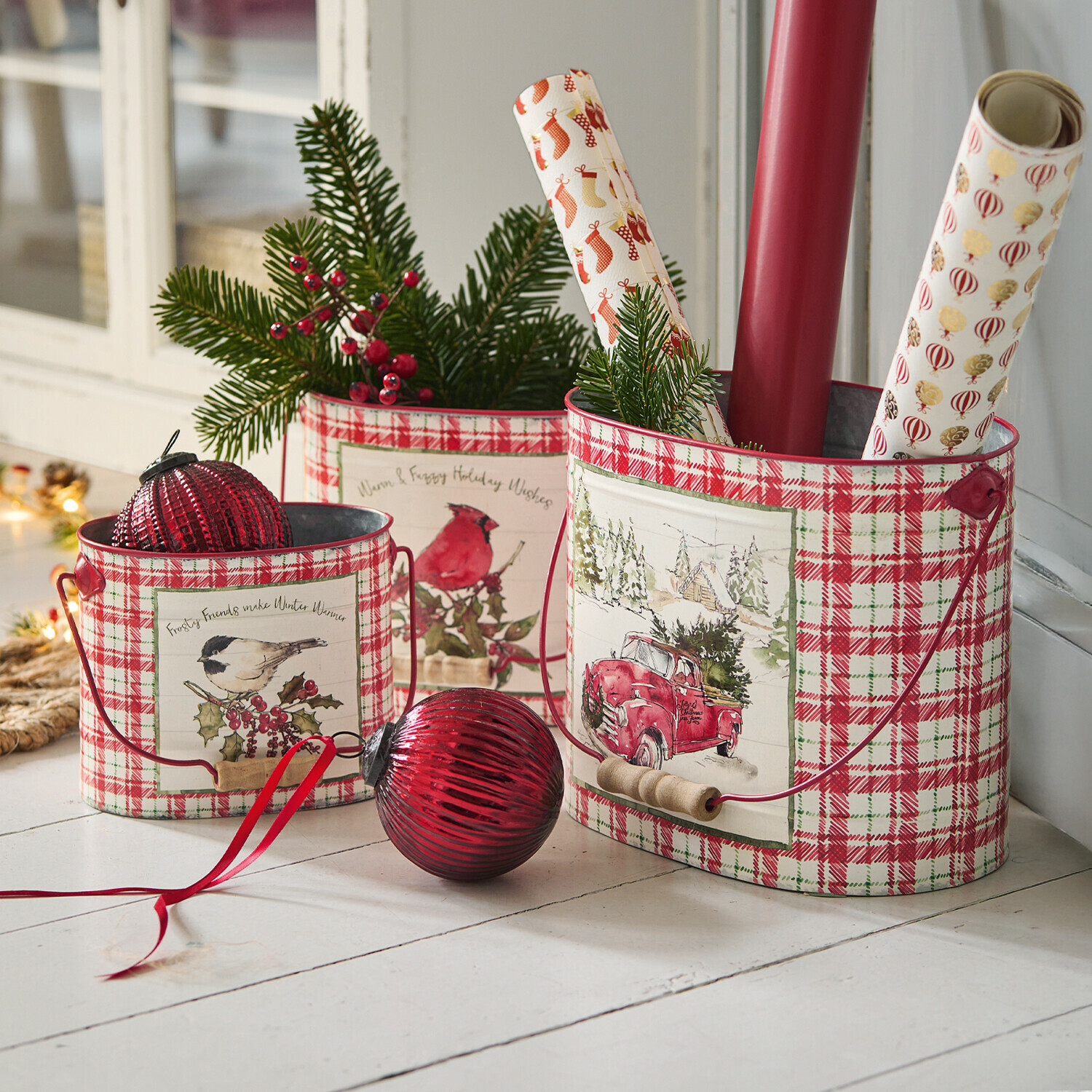 Sieremmer set van 3 Fuzzy Set van drie metalen bakken met rood-wit geruit patroon, kerstmotieven en groene takken als decoratie