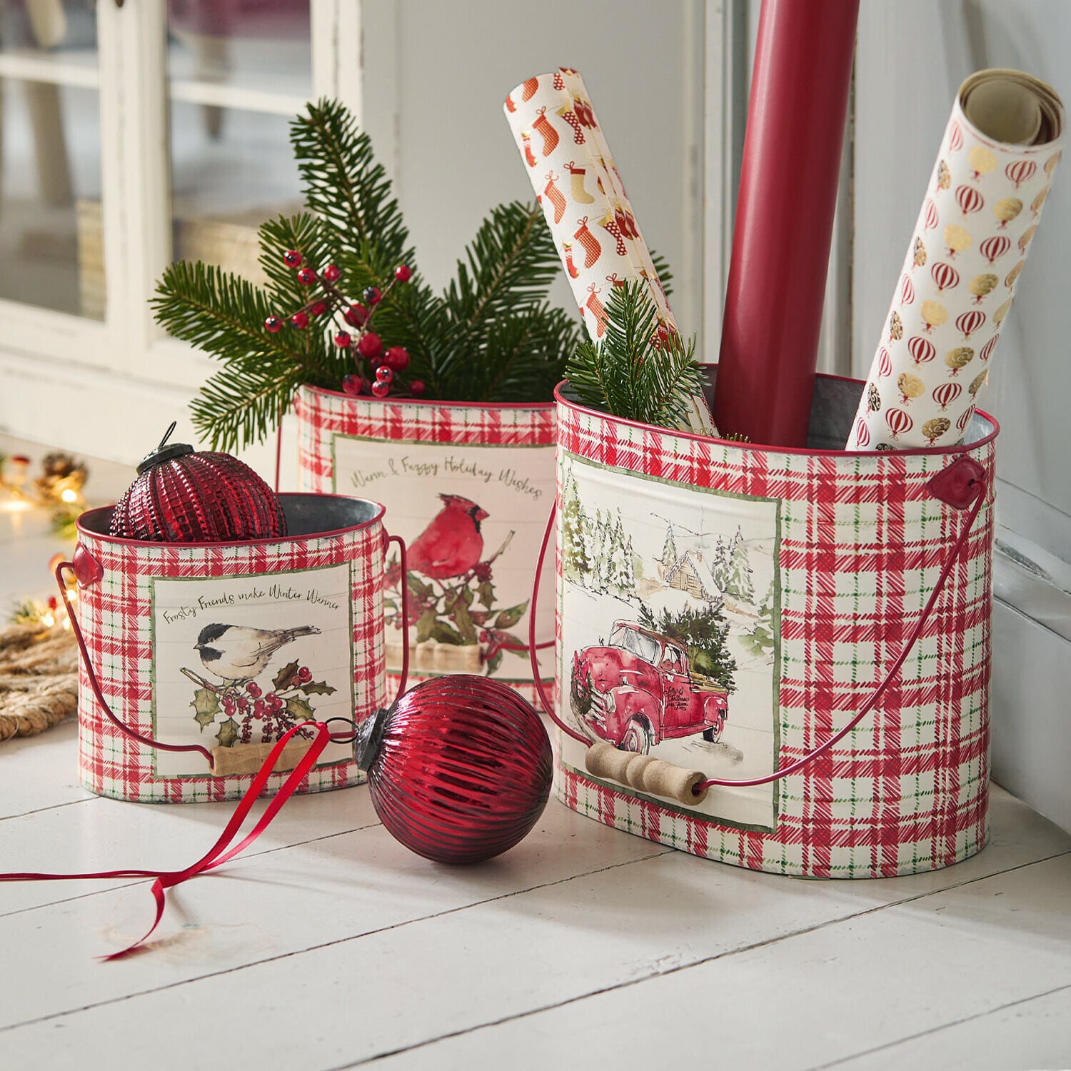 Sieremmer set van 3 Fuzzy Set van drie metalen bakken met rood-wit geruit patroon, kerstmotieven en groene takken als decoratie