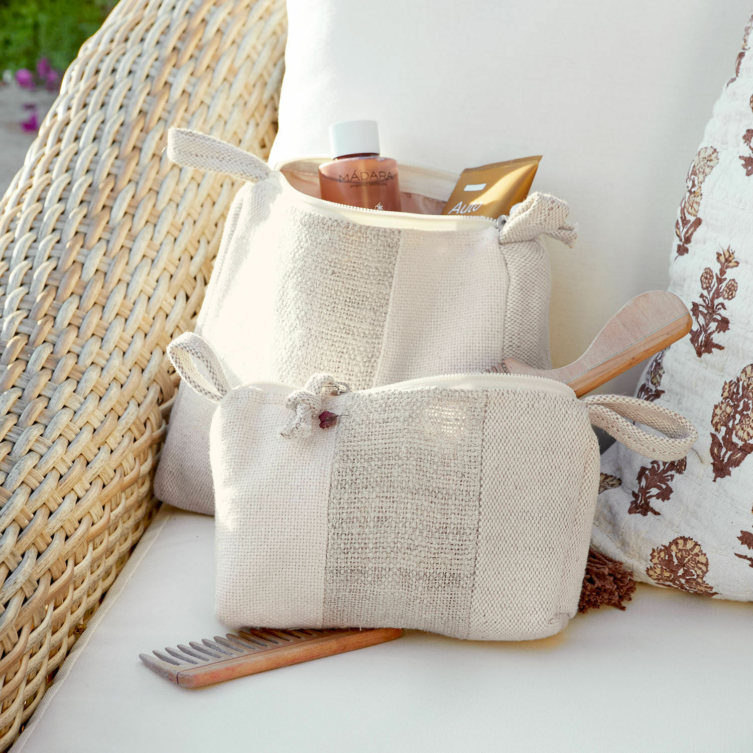 Cosmeticatas set van 2 Xerivon Beige stoffen make-uptas met houten kam en verzorgingsproducten op bank, praktische accessoires