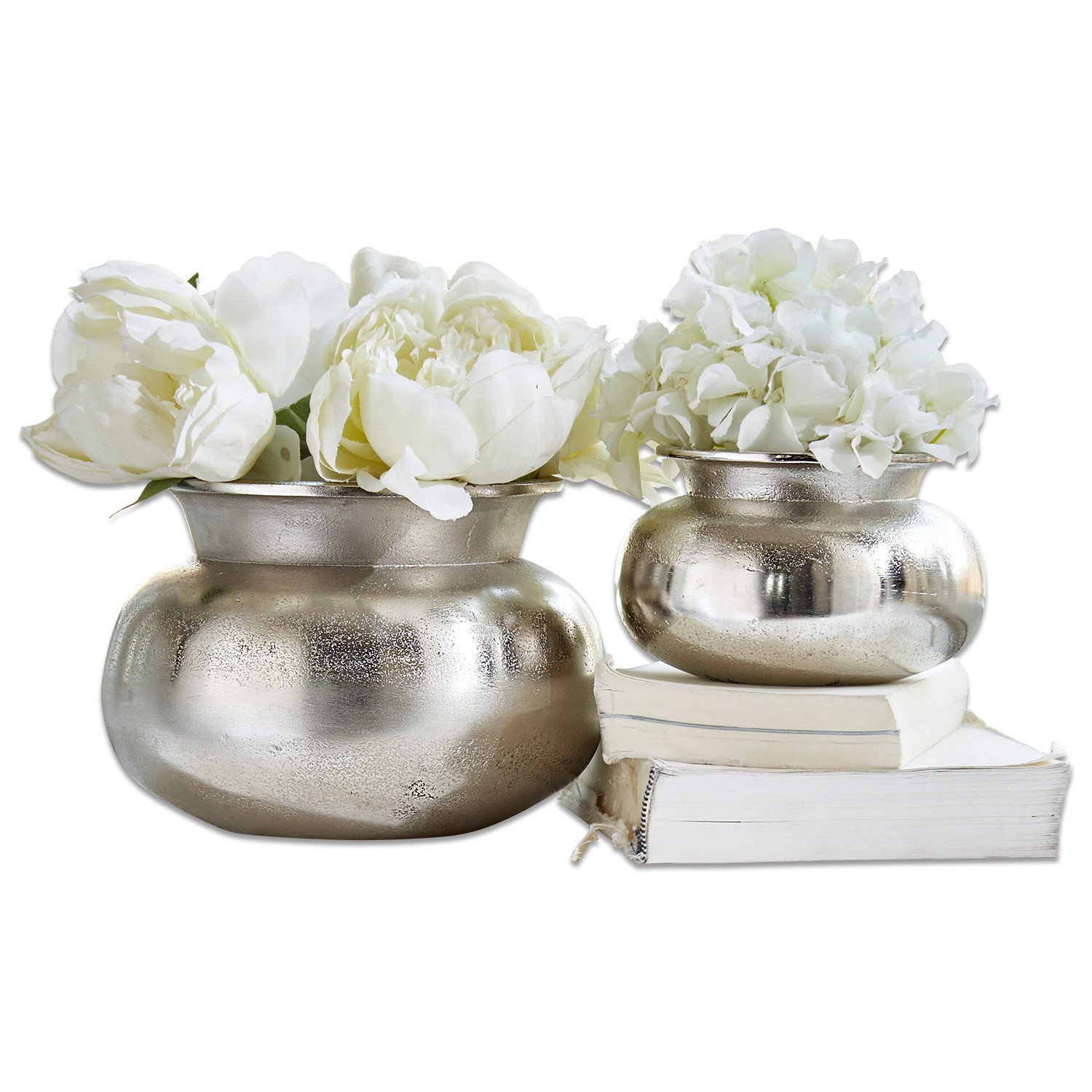 Vaas set van 2 Clément Twee zilverkleurige metalen vazen met witte bloemen op witte boeken, stijlvolle tafeldecoratie