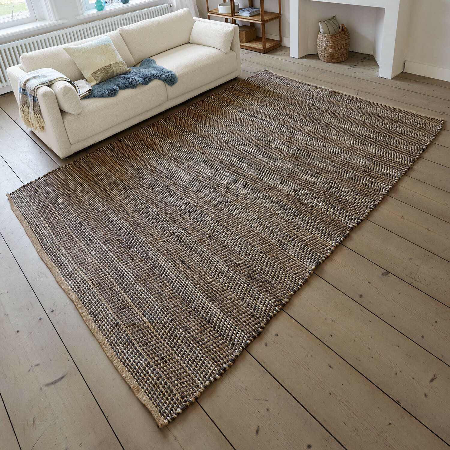 Vloerkleed Myråsen Vloerkleed van natuurlijke vezels in bruin-beige tinten op lichte houten vloer in woonkamer