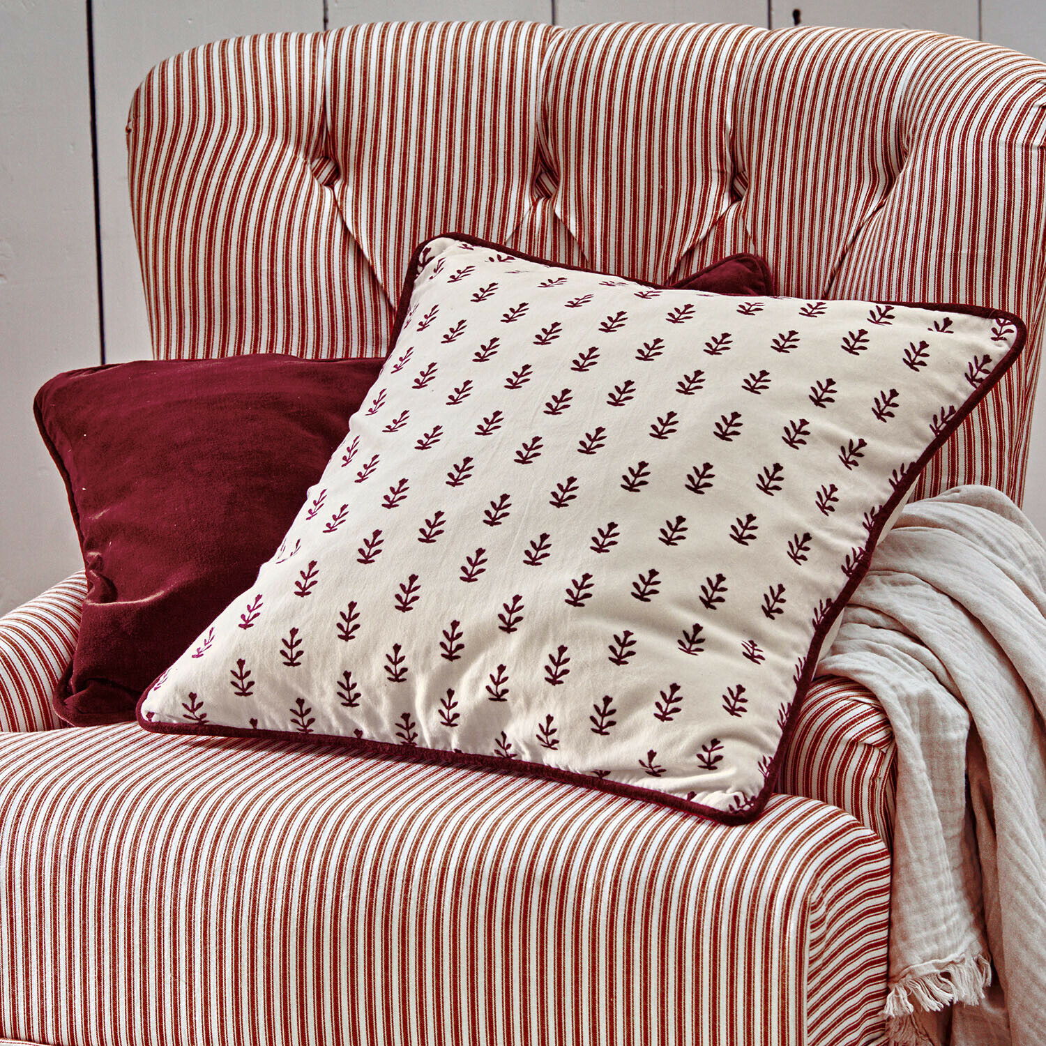 Kussenhoes set van 2 Eilira Rood-wit gestreepte fauteuil met kussens en lichte deken als woonkamerinrichting