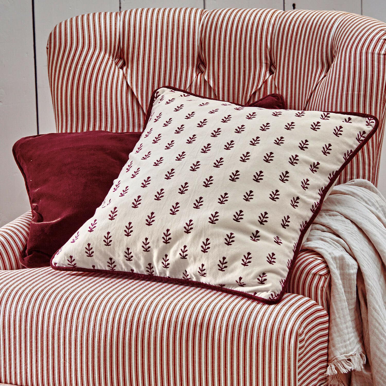 Kussenhoes set van 2 Eilira Rood-wit gestreepte fauteuil met kussens en lichte deken als woonkamerinrichting