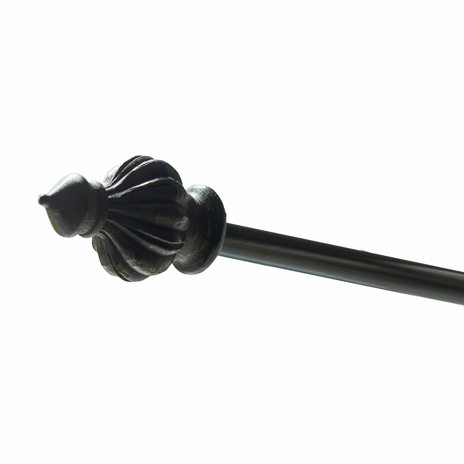 Antiekzwarte metalen gordijnroede met decoratieve eindkap in vintage stijl
