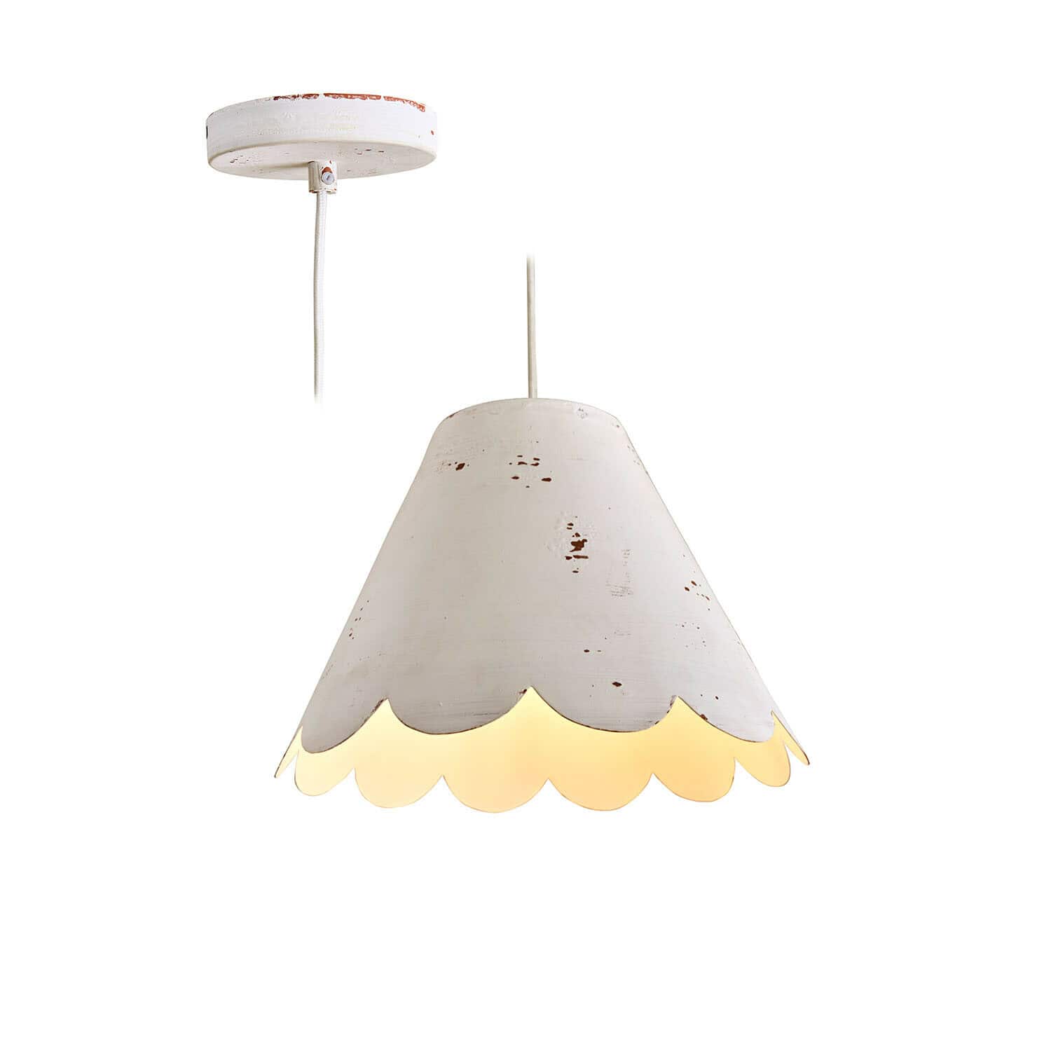 Hanglamp van wit metaal met verweerde look en golvende rand, warme binnenverlichting