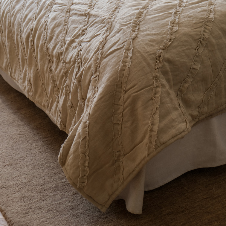 Beige bedsprei met decoratieve stiksels, zachte stof, stijlvolle beddengoed voor slaapkamer