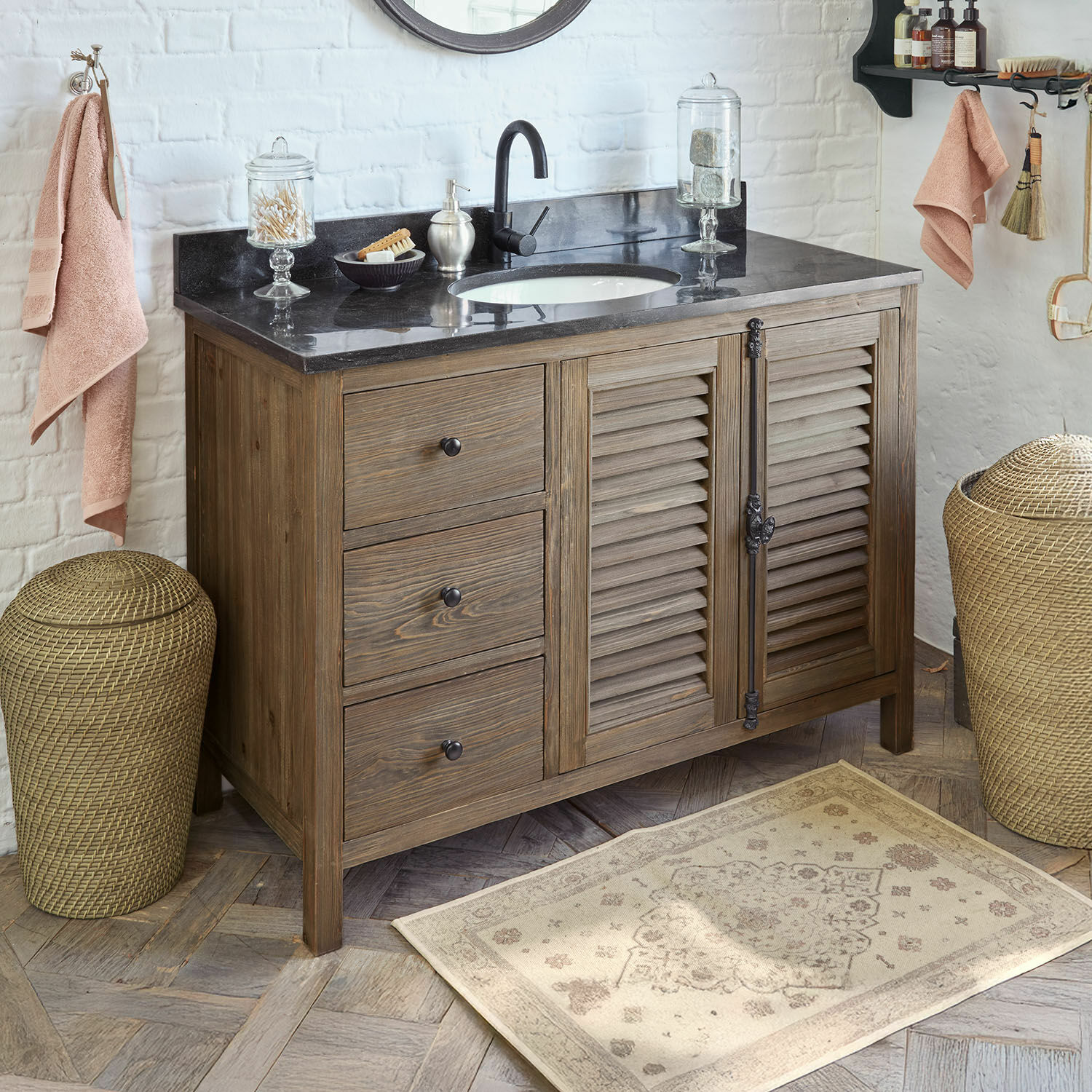 Wastafelmeubel Ferocelle Houten badkamerkast met zwart marmeren blad en wastafel, rustieke stijl