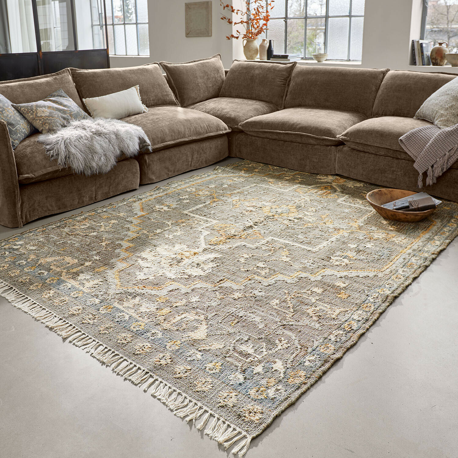 Vloerkleed Brenrin Grote bruine hoekbank van zachte stof in moderne woonkamer met vintage vloerkleed